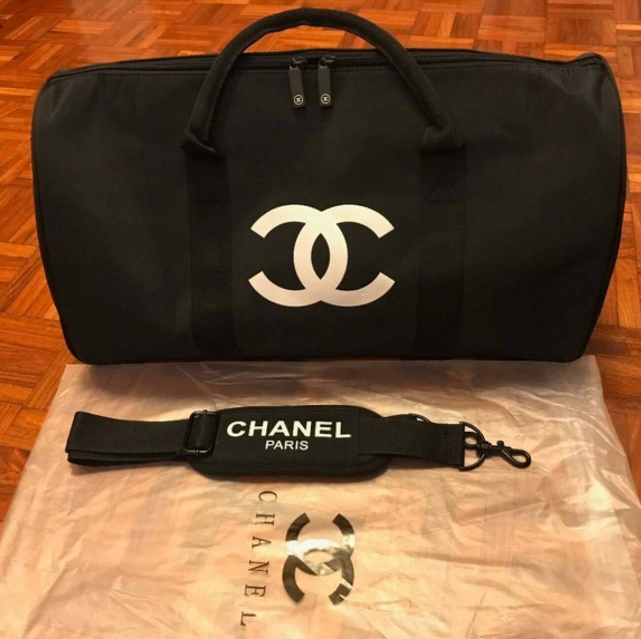 งานพรีเมี่ยมกิ้ฟ จากเคาเตอร์ต่างประเทศนะคะ 🎈 New item! ใช้ได้ทั้งหญิงชาย มาละค้ากับ travel & fitness bag จากงานพรีเมี่ยมกิ้ฟแบรนด์หรูอย่าง Chanel ของแท้100% ตัวกระเป๋าเป็นผ้า Oxford หนาอย่างดี สกรีนโลโก้แบรนด์ตัดสีขาว เปิดปิดด้วยซิปแบรนด์ อะไหล่คุ