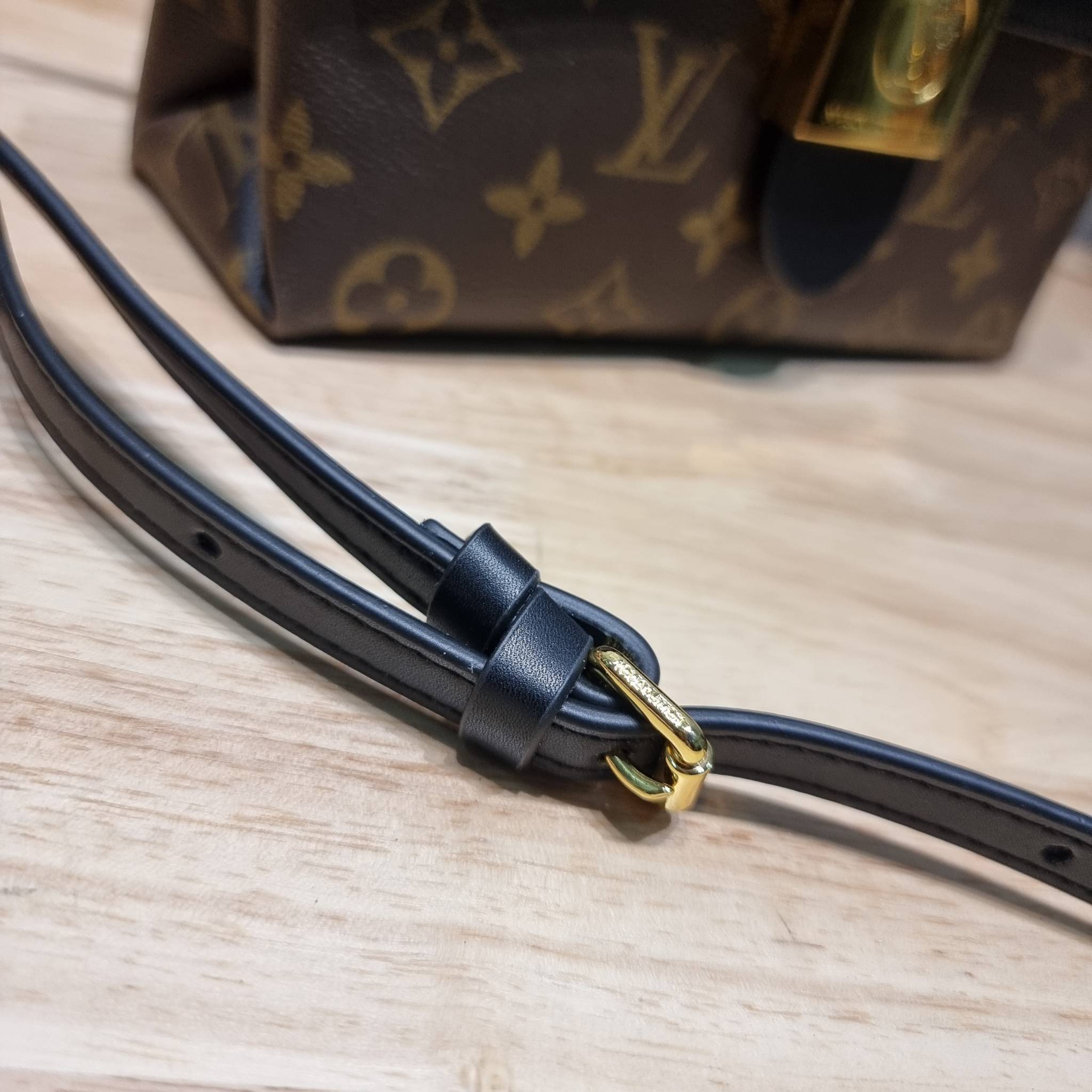 LV LOCKY BB MONOGRAM กระเป๋าสะพายข้าง ดีไซน์หรู ใหม่ล่าสุด สวยถึงบ้านได้ก่อนใคร มีใช้เลิศๆทันปีใหม่แน่นอน คุ้มที่สุด