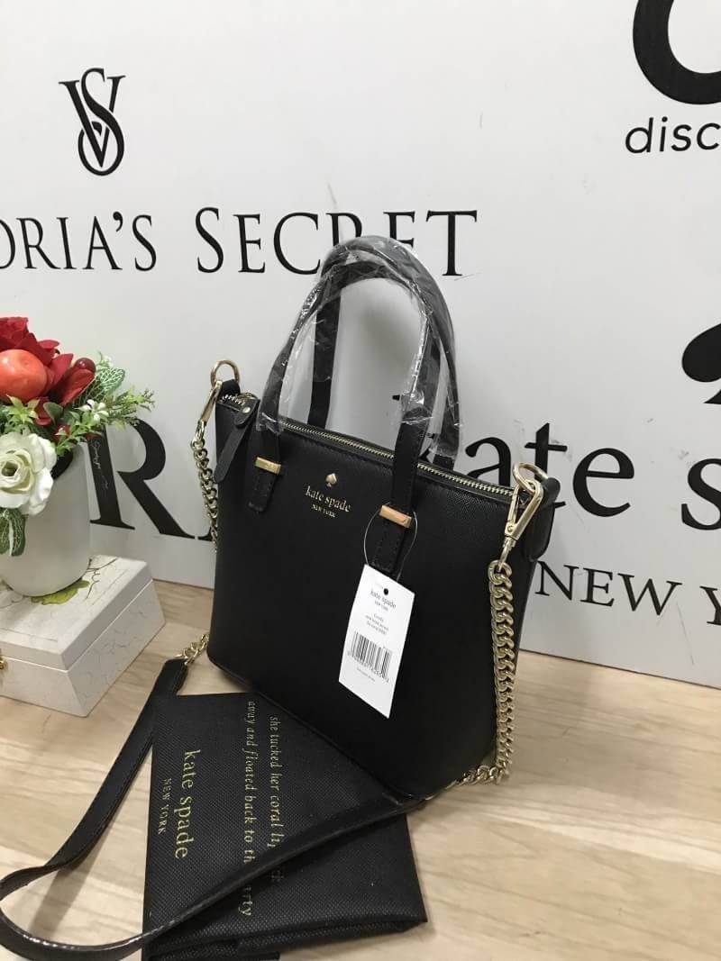 Kate Spade New York Cedar steet Harmony Body Bag กระเป๋าถือหรือสะพาย หนัง Saffiano ความยาวสายโซ่ต่อหนัง100cm. ถอดออกได้ ความสูงของหูจับ14cm ภายในมีช่องซิปและช่องเล็ก มีหมุดรองฐานกันรอย 4 มุม อะไหล่ทองทั้งใบ ขนาดกำลังดี ใส่ของจุกจิก มินิไอแพคได้ค่ะ