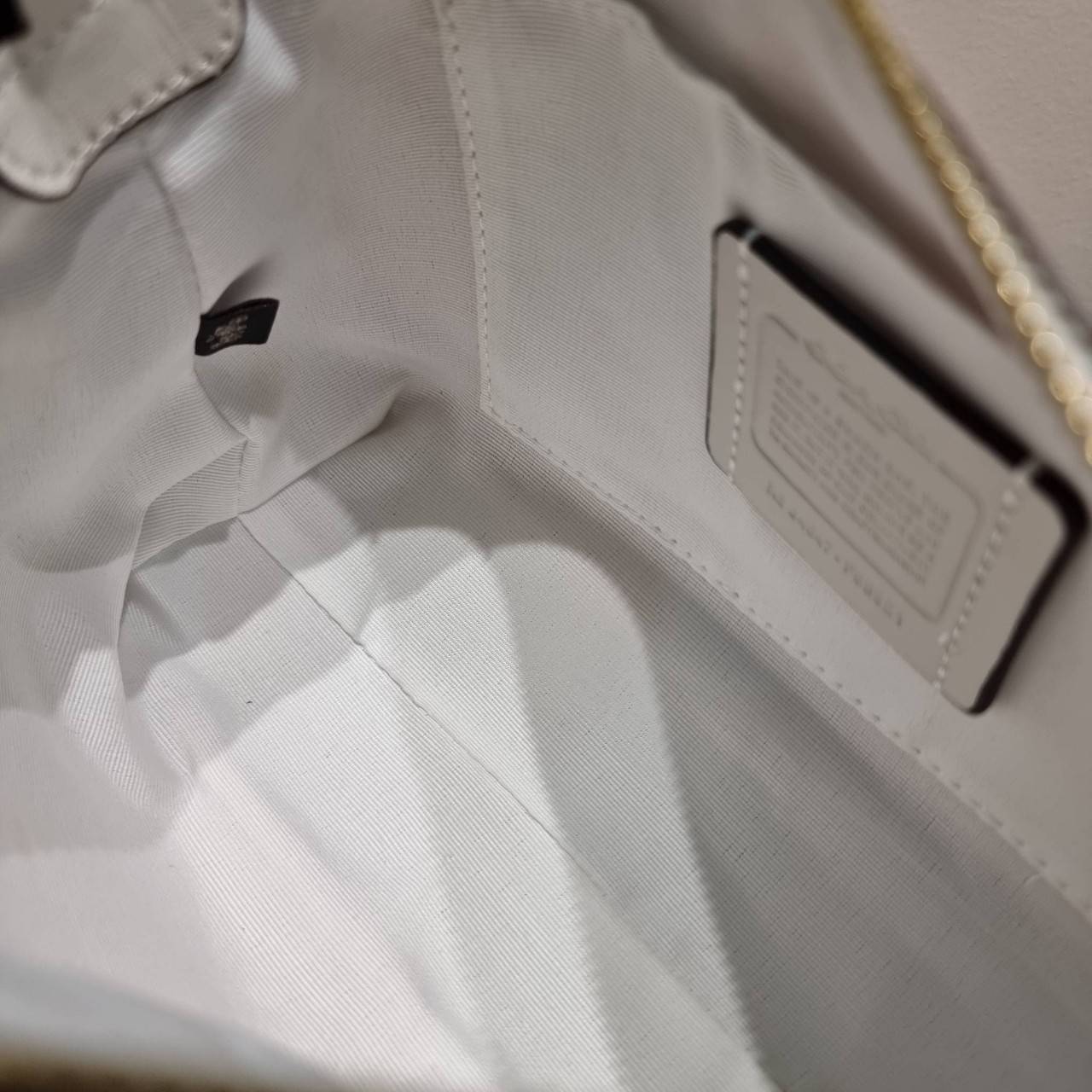 COACH F58321 TOP HANDLE POUCH คอลเลคชั่นสุดฮิต กับดีไซน์ใหม่ น่ารักน่าใช้ทุกแบบ กระเป๋าพอชทรงใช้งานง่าย สะดวก กะทัดรัด วัสดุหนังแคนวาสเคลือบคุณภาพ มาพร้อมสายคล้องในตัว และสายสะพาย crossbody ปรับเปลี่ยนได้ตามสไตล์ อีกหนึ่งไอเท็มที่สาวๆต้องมี ในราคาสุดคุ้ม 