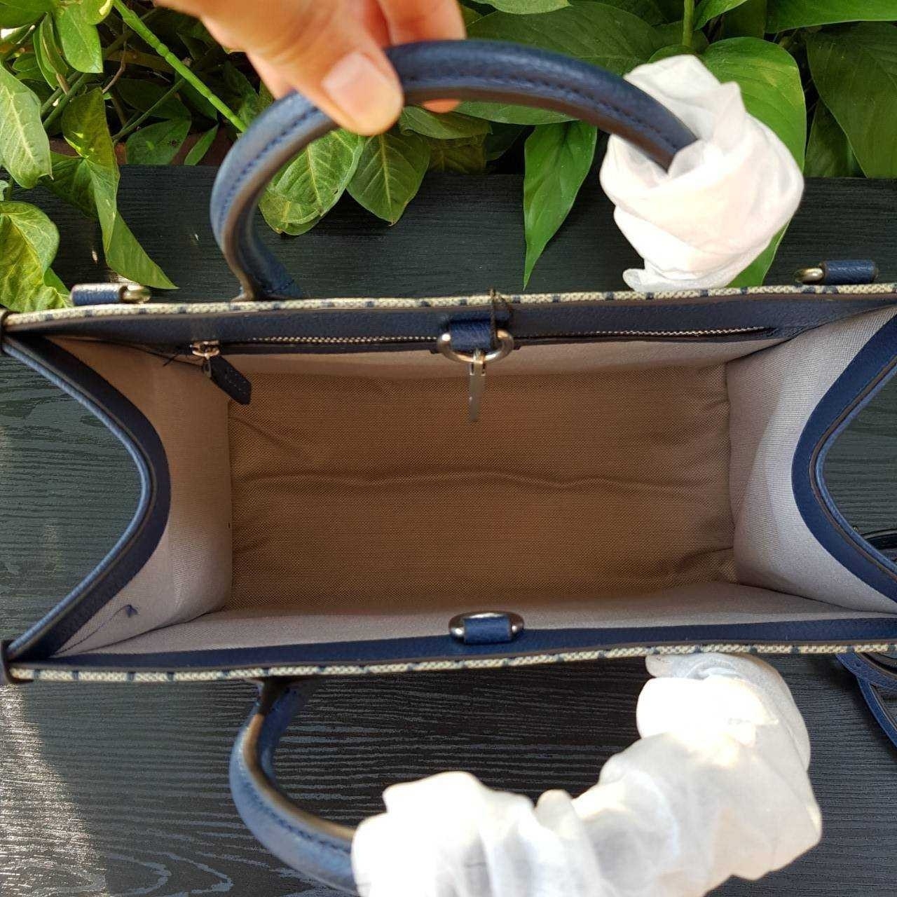 GUCCI Small tote bag with Interlocking G กระเป๋าทรงTOTE ใบใหญ่สุดหรูหรา คลาสสิค จุของได้เยอะ มาพร้อมสายสะพายยาว สามารถถอดเก็บได้ ใช้ได้ทุกโอกาส เป็นอีกรุ่นที่โดดเด่นมากๆ