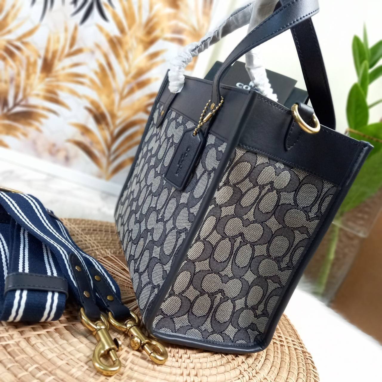 ใบนี้ ช่วยให้ชีวิตง่ายขึ้นเยอะเลย🌈🌺>>COACH FIELD TOTE 22 IN SIGNATURE JACQUARD(COACH C3865) 🍁กระเป๋าถือ สะพาย รุ่น Unisex ใช้ได้ทุกเพศวัย ขนาดเหมาะต่อการใช้งานในแต่ละวันมากๆ //วัสดุ jacquard ลาย signature ตกแต่งดีเทลด้วยหนังแ