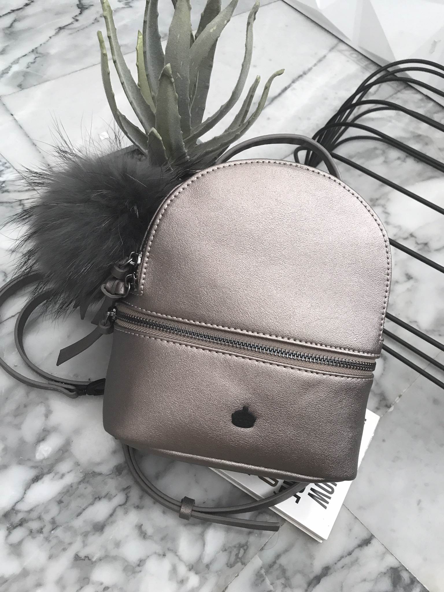 สินค้ารุ่นใหม่สัปดาห์นี้ ค๊า เป้ มินิ รุ่นใหม่ ได้ Look Minimal style แฝงความน่ารักนิดๆ ต้องใบนี้เลยค๊า KEEP ' All-day backpack with shoulder strap ' 📍ความพิเศษ คือ สาย ถอดได้ปรับเปลี่ยนได้ตามการใช้งาน (สะพายหลัง-สะพายข้างลำตัว ) ใน set 