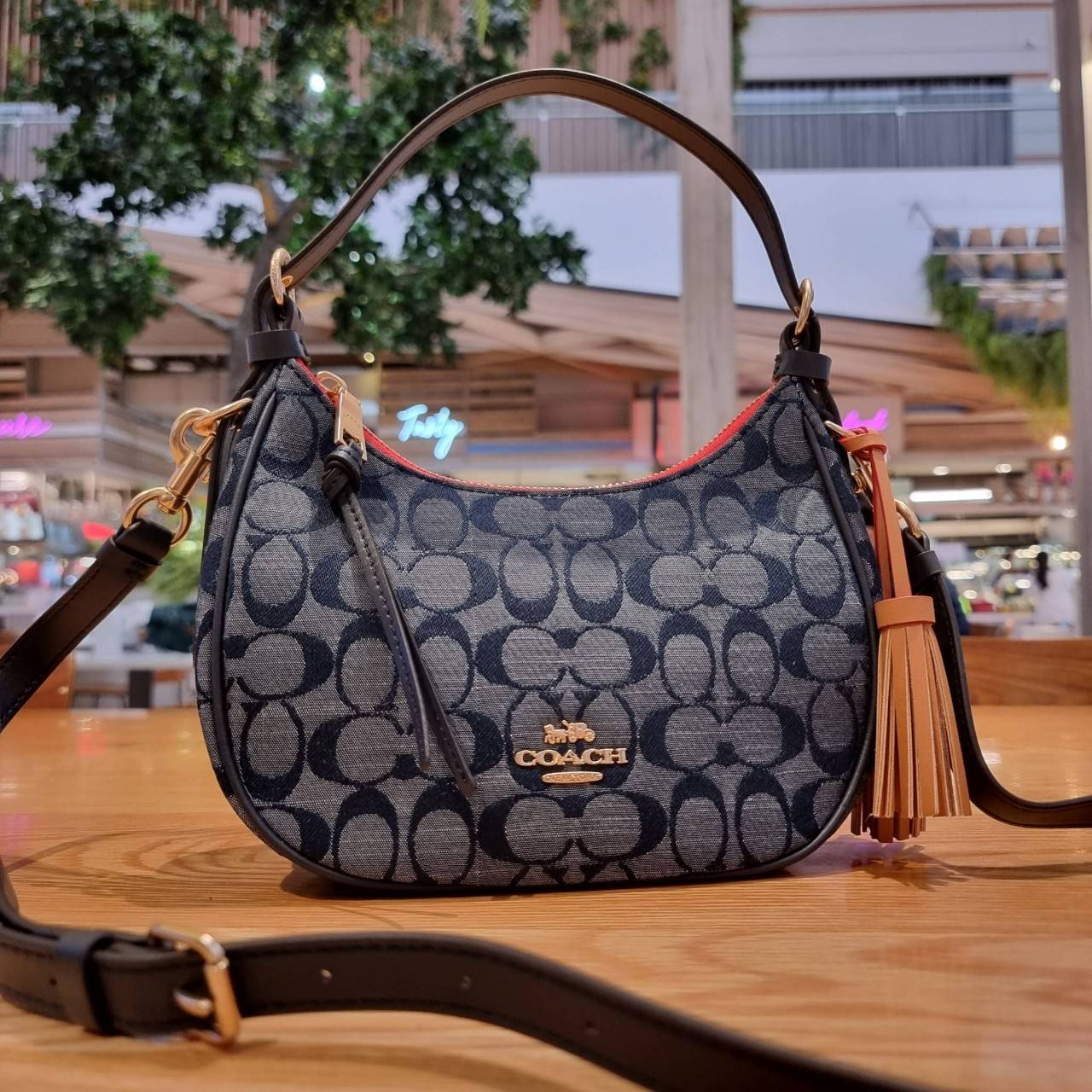 COACH C8163 KLEO HOBO IN SIGNATURE CHAMBRAY ใหม่ล่าสุด คอลเลคชั่นสุดคิ้วท์ ที่สาวๆต้องหลงรัก กระเป๋าสะพายทรงโฮโบ ที่ดีไซน์มาให้ปรับใช้งานได้หลากหลาย วัสดุผ้าแชมเบรย์ คมสวย รูดเปิด-ปิดด้วยซิป ภายในเป็นช่องโล่ง สายคล้องสามารถถอดออกใส่สายยาวสะพายข้างได้ หรือ
