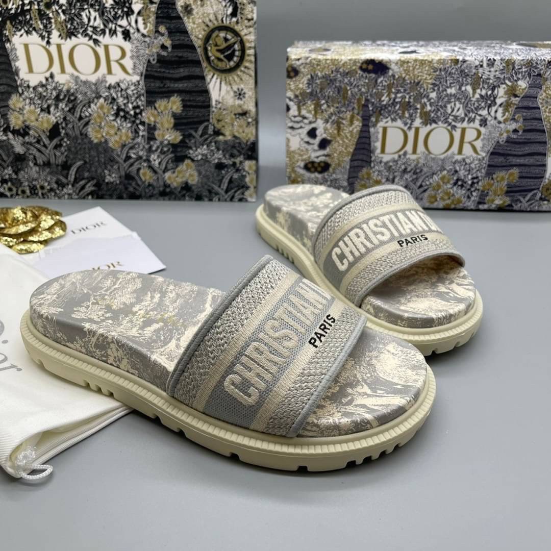 DIOR DWAY SLIDE Toile de Jouy Flowers Embroidered Cotton Dior Sandals รองเท้าแตะที่เป็นเอกลักษณ์ ที่สุดแห่งความหรูหราใช้งานได้ทุกวัน ตัดเย็บจากผ้าฝ้ายปักลาย ประดับด้วยรายละเอียดสวยงาม เสริมส้นยางหนาอย่างดีสวมใส่ง่าย น้ำหนักเบา งานเกรดออริจินอล 1:1 เหมือนท