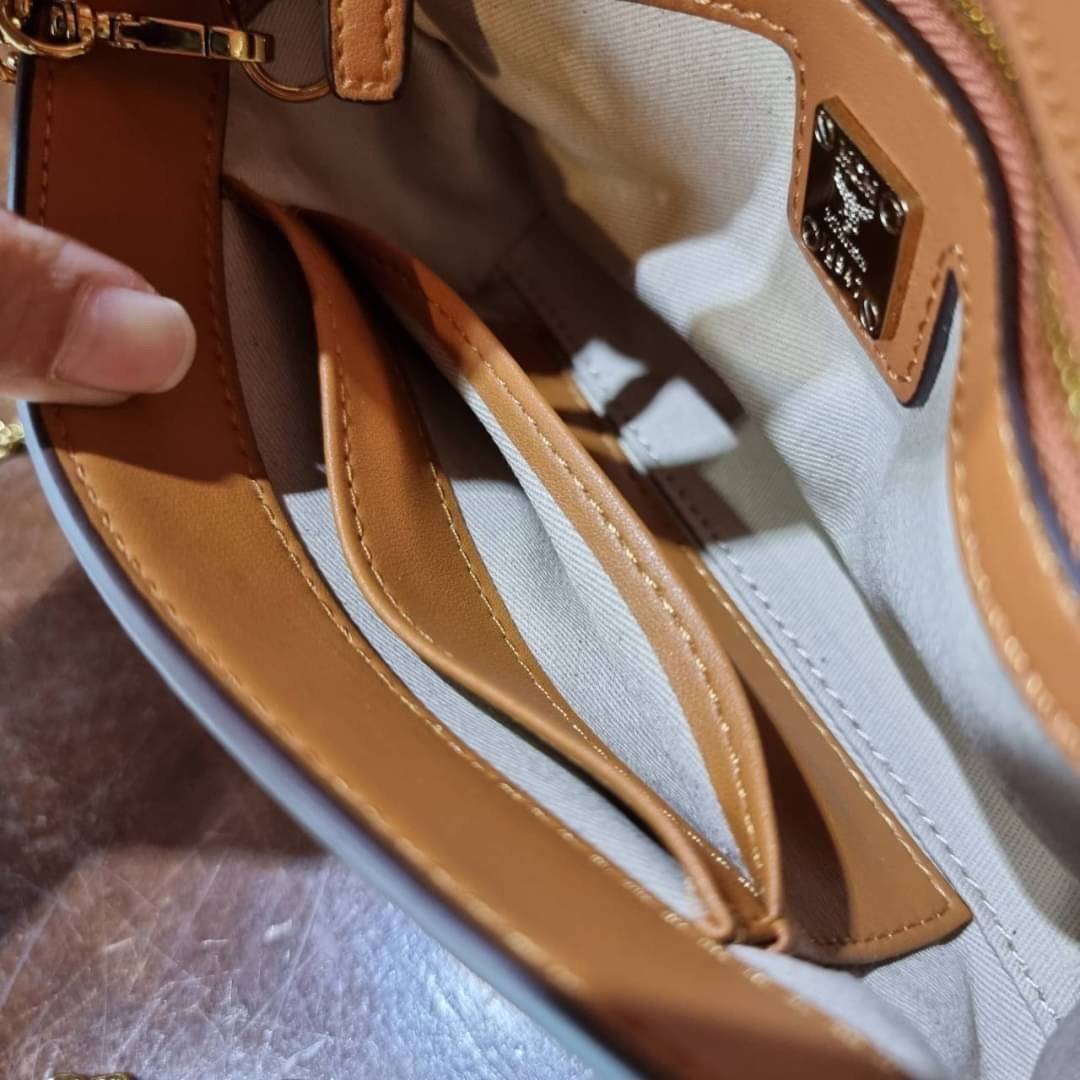 M.C.M SMALL MILLIE FLAP CROSSBODY IN VISETOS ไซส์ใหม่พกพาสะดวก!! กระเป๋าสะพายกึ่งคลัทช์ รอบนี้มาไซส์สวย สามารถใช้แทนกระเป๋าสตางค์ได้เลย ใส่โทรศัพท์มือถือได้ทุกรุ่น ใส่ของสำคัญสบายๆ มาพร้อมสายสะพายโซ่สีทองหรูหรา รูปทรงดีไซน์ร่วมสมัย ใช้งานง่ายด้วยตัวล็อค ว