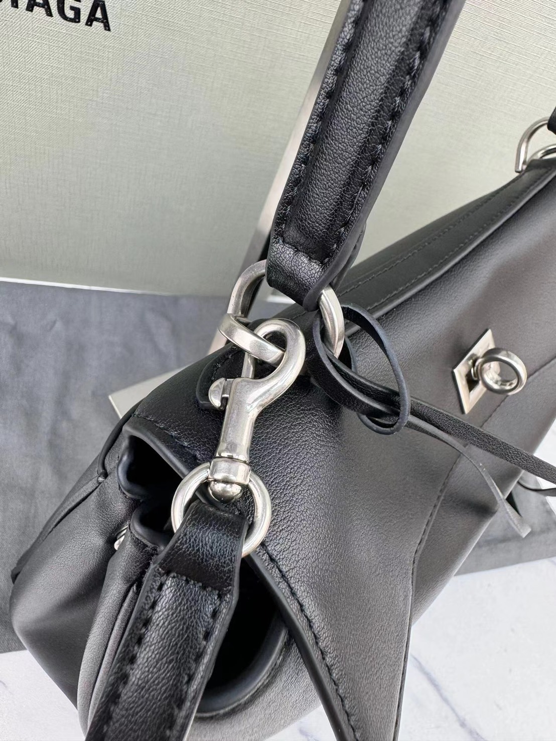 Balenciaga Rodeo Small Handbag in Black 25cm กระเป๋าสะพายหนังเรียบผิวสัมผัสนุ่มสบายผิว ดีไซน์เรียบหรูตามเอกลักษณ์ของแบรนด์ ภายในโล่งกว้าง จุของได้เยอะ ใบจริงน้องสวยน่าใช้มาก