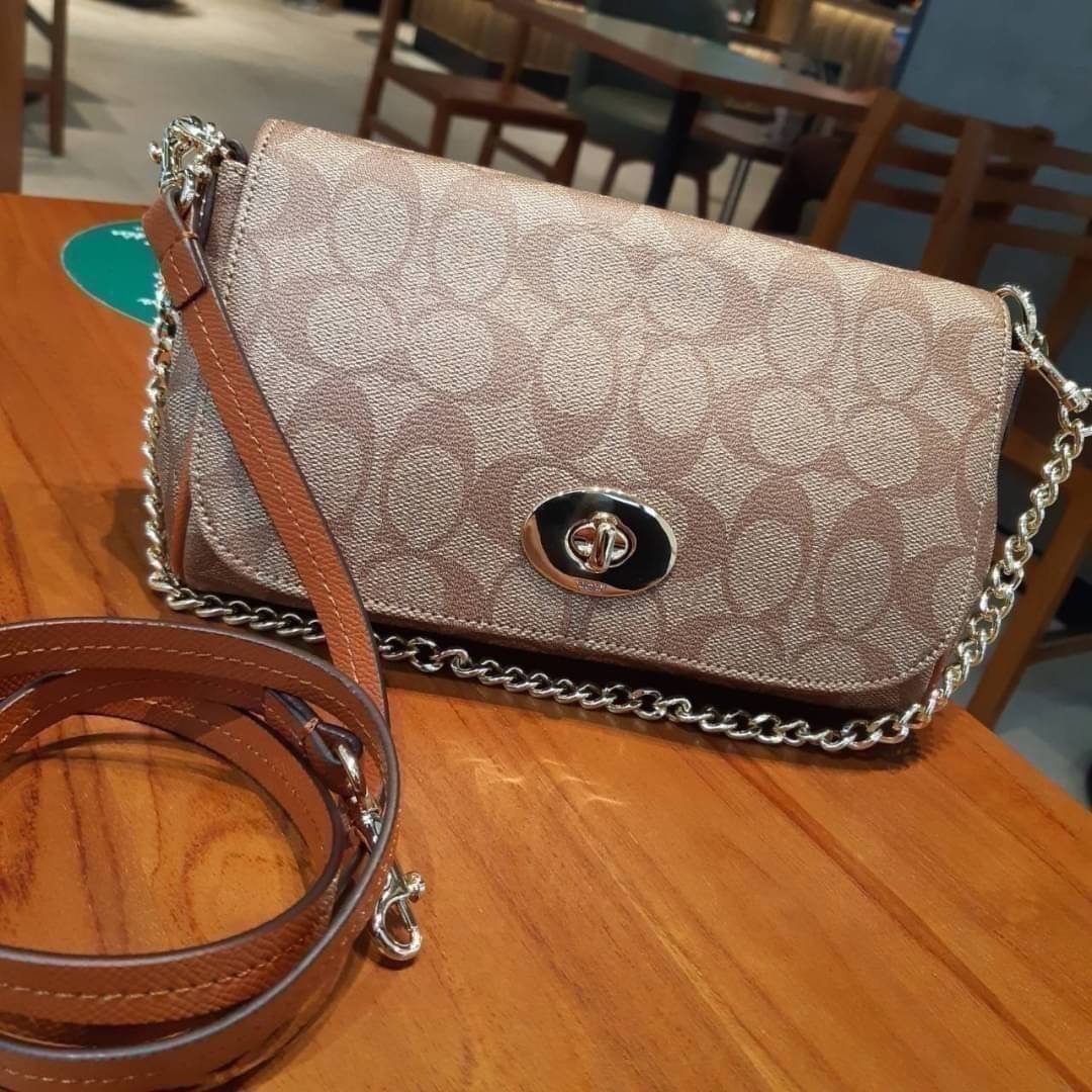 COACH F34615 MINI RUBY CROSSBODY IN SIGNATURE CANVAS ไอเท็มหายาก!! Best seller!! ยกให้น้องเลย!! 👍🎊👍💥 กระเป๋าสะพายข้างรูบี้ ทรงกะทัดรัด ไซส์กำลังดี ดีไซน์เรียบหรูในความเป็นเอกลักษณ์โค้ช ใช้งานง่าย สะดวก วัสดุหนังแคนวาสเคลือบ