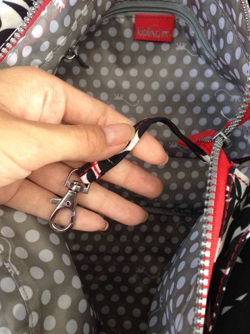 Kipling รุ่น Cicele กระเป๋าสะพายไหล่ใบใหญ่ สวยน่ารัก ตัวกระเป๋าด้านในเป็นช่องโล่งแบบปิดเปิดด้วยซิป มีช่องซิปด้านใน ด้านข้างกระเป๋า มี 2 ช่อง ปิดเปิด ด้วยเทป พร้อมที่ใส่โทรศัพท์ ปากกา และ MP 3 ในส่วนด้านใน และ ด้านข้างกระเป๋า ซ้าย-ขวา เป็นช่องขนาดเล็กสำหรั