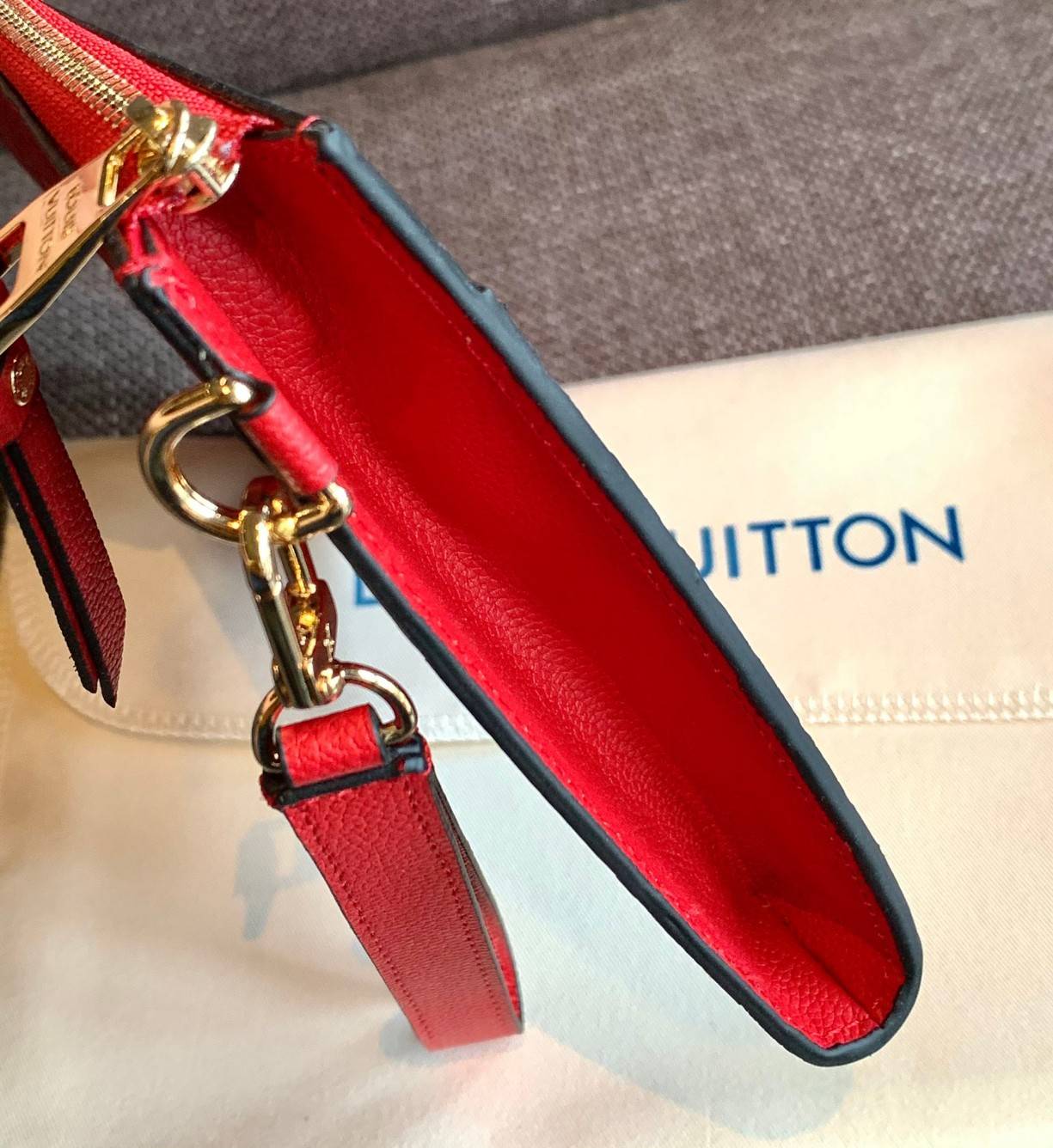 VIP 】จัดสินค้าคุณภาพมาให้สาวๆได้ใช้กันค่าา😘 Louis Vuitton Pochette Mélanie MM Monogram ใช้ขึ้นเครื่องได้เลย✈️ ✔️กระเป๋า ทรงคลัท แบบมีสายคล้องมือ ถอดออกได้หนึ่งสาย ✔️หนังแท้หนา ลายหนังพิมพ์ลายแบรนด์ได้สวยงามมากๆค่ะ