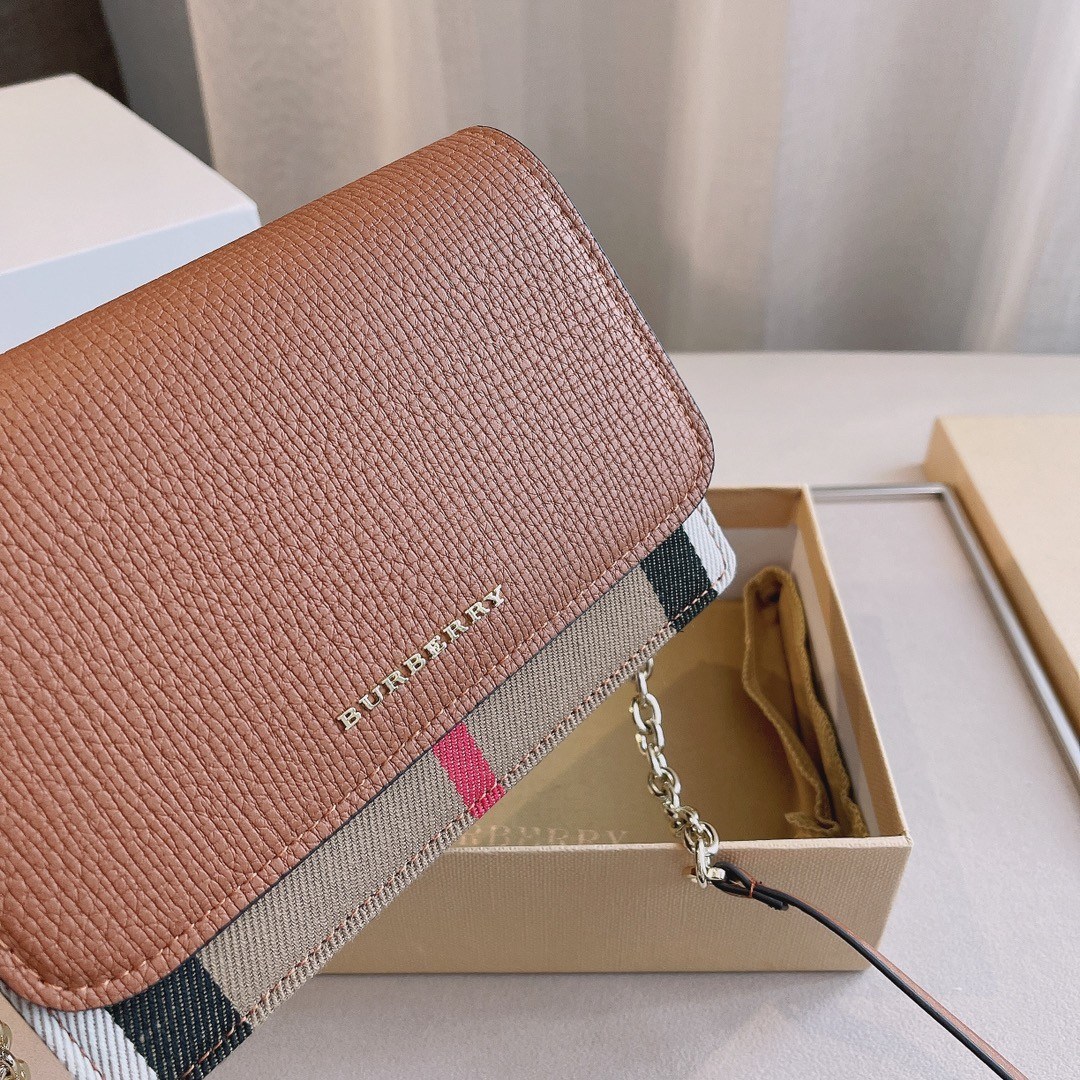 พรีเมี่ยมกิ๊ฟแท้ 💯% 】BURBERRY CROSSBODY BAG กระเป๋าสะพายพรีเมี่ยมกิ๊ฟรุ่นใหม่ล่าสุด Limited จาก BURBERRY Perfume DutyFree ตัวกระเป๋าอยู่ทรงสวย วัสดุทำจากหนังสลับผ้าลายแบรนด์ เปิดปิดด้วยกระดุมแม่เหล็ก **ฝาทรงเหลี่ยม