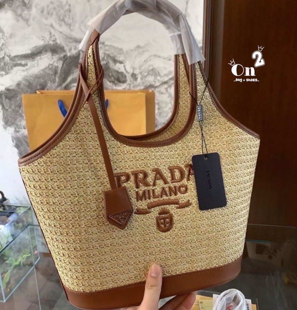 PRADA Linen blend and leather mini-buckle bag / Prada Tote Bag กระเป๋าถือทรง buckle รุ่นนี้มีไว้ยังไงก็ได้ใช้บ่อยแน่นอน