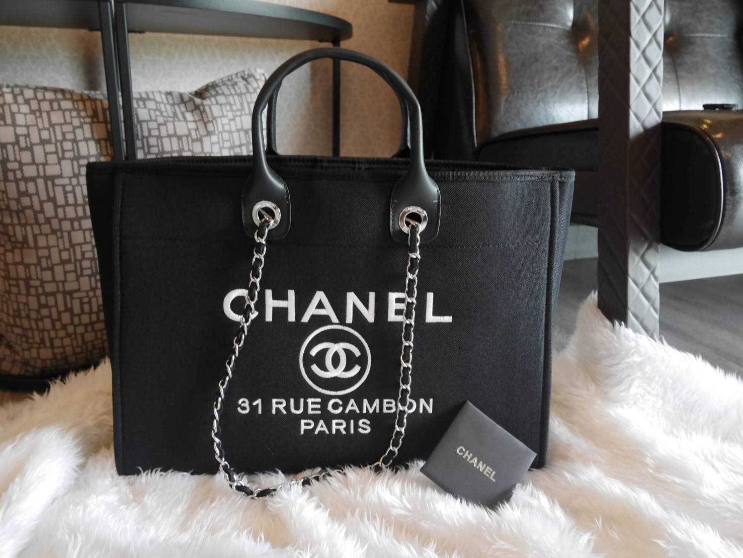 รุ่นที่สาวๆรอคอย Chanel tote canvas bag จากงานพรีเมี่ยม VIP GIFT รุ่นดังเลยค้า Size ใหญ่อลัง บอกเลยว่า **งานดีที่สุด ตัวกระเป๋า กระเป๋าผ้าเป็นผ้า canvas เนื้อดีสมราคา สัมผัส นุ่มลื่นมือมากกกก อะไหล่เงินปั้มแบรนด์แท้ทั้งใบ ด้านหน้าปัก logo แบรนด์สุดหรู จุข
