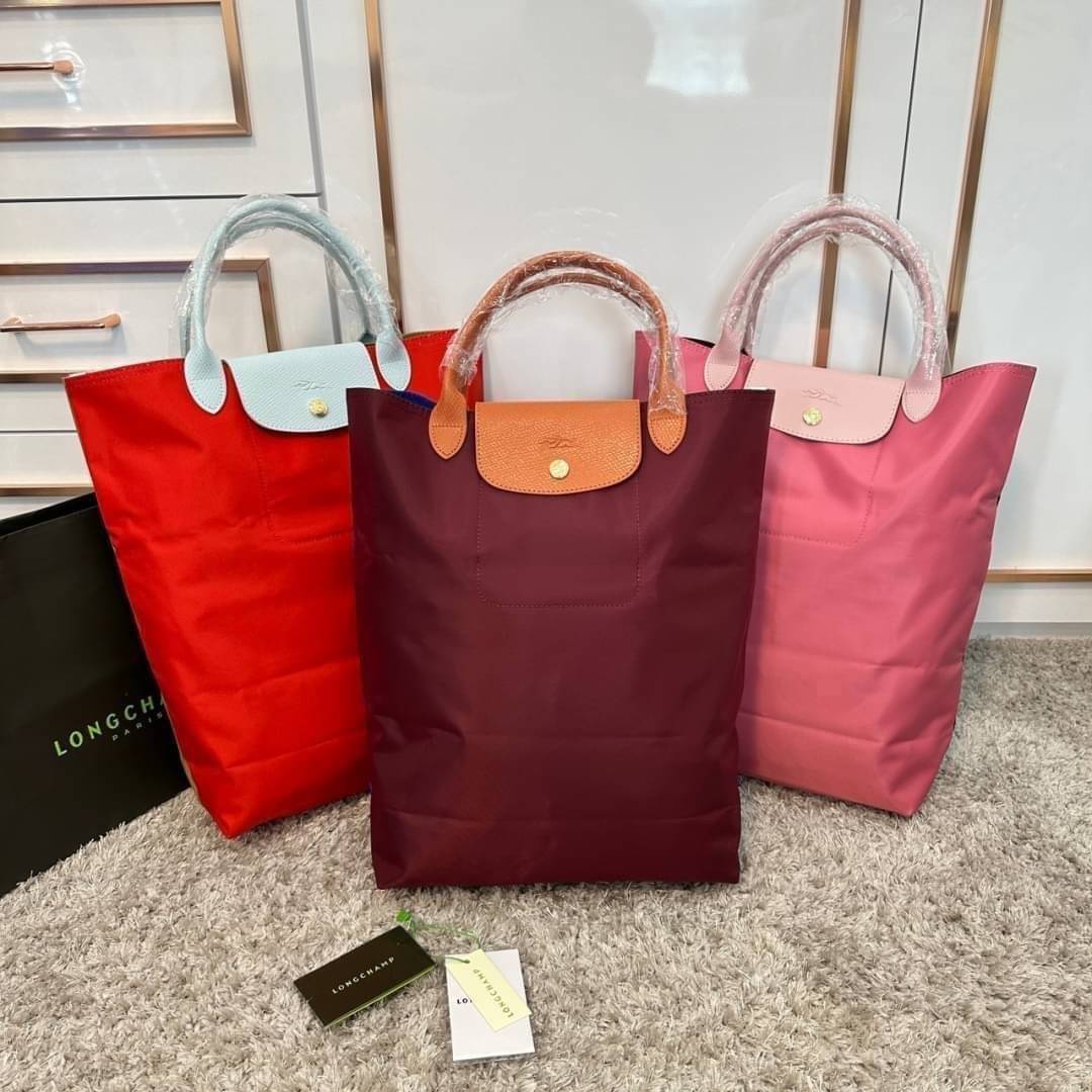 LONGCHAMP LE PLIAGE RE-PLAY TOP HANDLE BAG สินค้ารุ่นลิมิเต็ด collection สุดปัง ซื้อใบเดียวเหมือนได้2 ใบ กระเป๋าสะพายแนวตั้งที่กว้างขวาง มีเอกลักษณ์เฉพาะตัวแต่มีดีไซน์ที่น่าดึงดูด