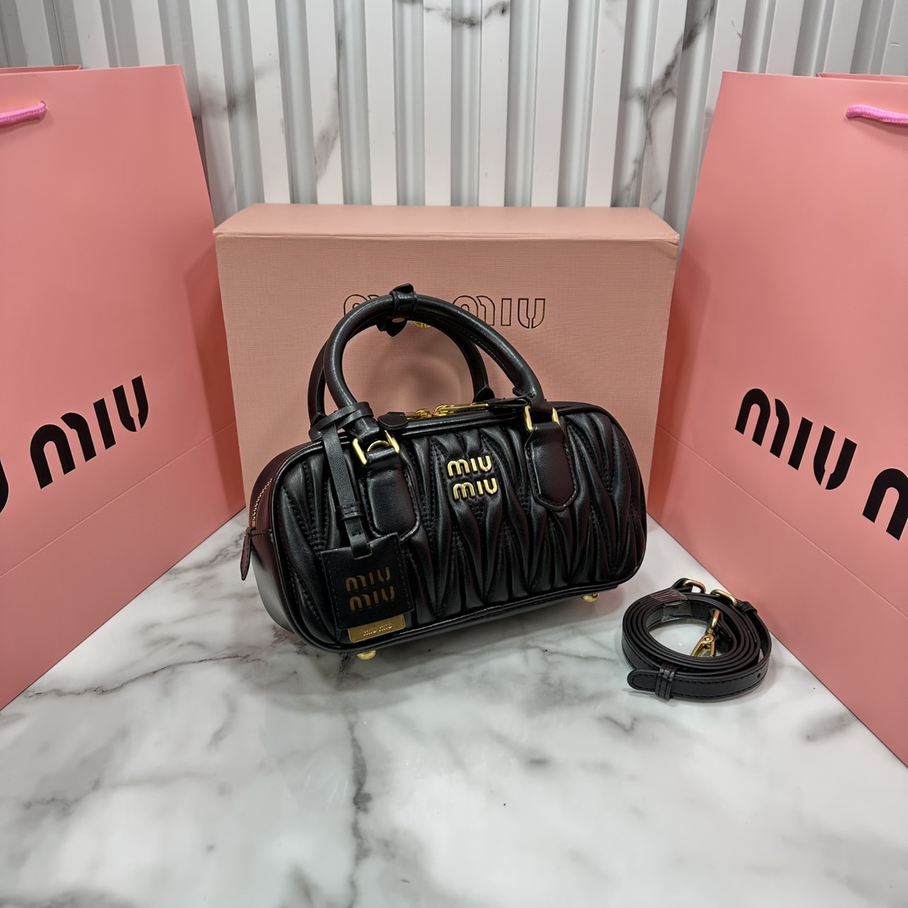 ORI หนังแท้ | MIU MIU Arcadie matelassé nappa leather bag Small 22cm กระเป๋าสะพายทรงโฮโบลุคลูกคุณหรูหราด้วยดีไซน์จับจีบนูนลวดลายสามมิติซับซ้อนเป็นเอกลักษณ์ น่ารักๆเก๋ๆ สวยดูแพง หูจับในตัวง่ายและสะดวกพกพา