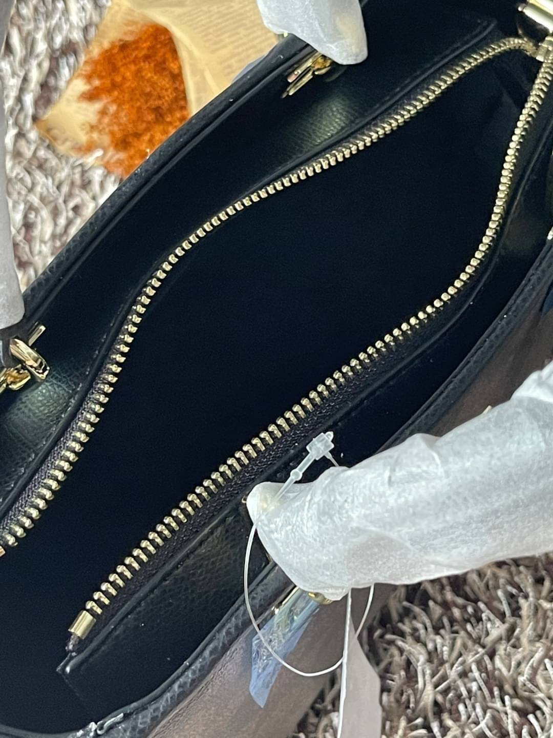 Coach Perry Tote Classic Bag F57568 รุ่นใหม่ล่าสุด กระเป๋ารูปทรงสี่เหลี่ยมสุดคลาสสิก เป็นกระเป๋าอเนกประสงค์ที่สามารถใช้ได้แทบทุกโอกาส ไม่ว่าจะไปเรียน, ไปทำงาน, ไปเที่ยว หรือแม้แต่ไปชอปปิง ด้วยขนาดที่กำลังดี ไม่ใหญ่เทอะทะ แต่ก็ไม่เล็กจนเกินไป มาพร้อมหูหิ้ว