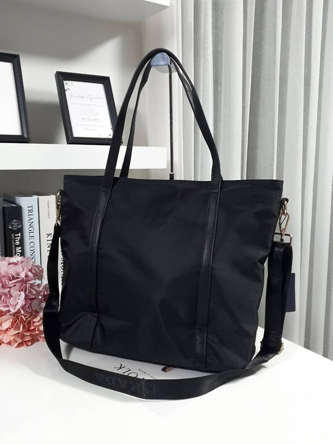 งานใบใหญ่ จากงานพรีเมี่ยมกิ้ฟ จากเคาเตอร์ต่างประเทศคะ แบรนด์ PRADA เป็น กระเป๋าผ้าไนล่อน ตามแบบฉบับของแบรนด์เลย หลงรักเลยคะ สะพายไหล่ได้ ถือก็สวยๆ ใช้แล้วสวยมากๆ มาพร้อมสายสะพายยาว ใส่ของได้เยอะเว่อร์ IPAD สมุด หนังสือ ขวดน้ำ ใส่ได้สบาย คุ้มราคามากคะ ห้าม