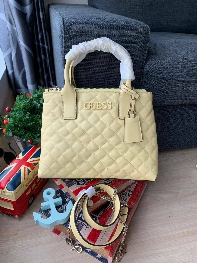 Guess Elliana Quilted-Look Handbag กระเป๋าสะพายรุ่นใหม่ล่าสุดจาก Guess วัสดุหนังนิ่มเรียบ แต่งลายตารางสวยดูมีดีเทล ขนาดกำลังดี น้ำหนักเบา ด้านหน้าประดับโลโก้แบรนด์แบบนูน มีช่องใส่ของหลายช่อง เปิดปิดด้วยกระดุมแม่เหล็กและช่องซิป ภายกว้างมีช่องใส่ของแยกเป็นส