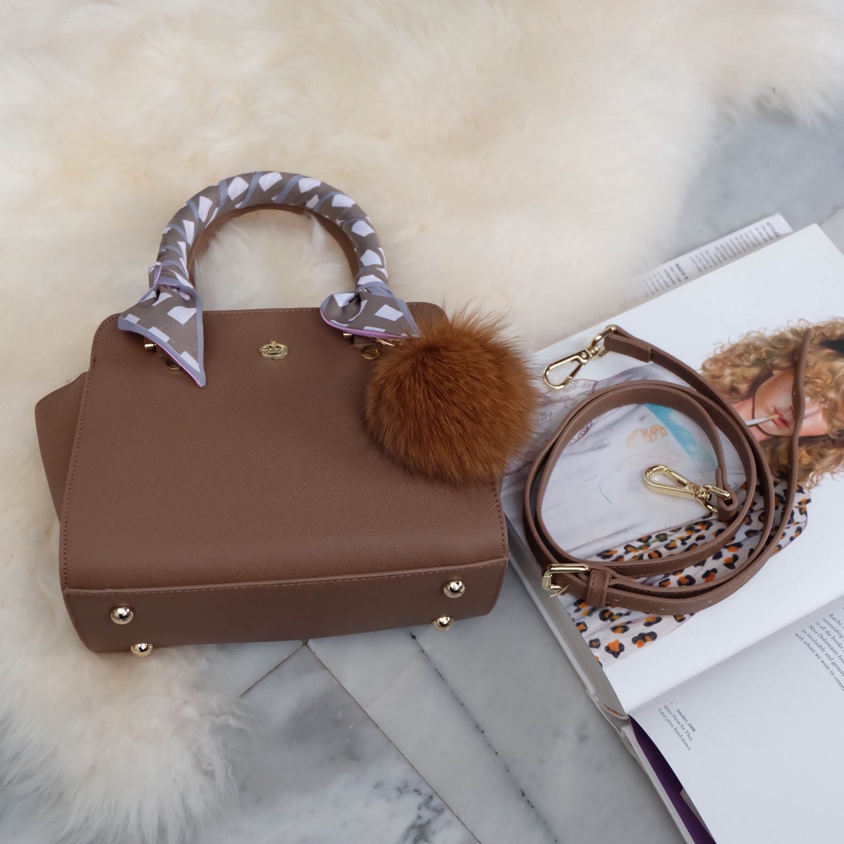 รุ่นขายดีตลอดกาล กระเป๋าหนัง saffiano สวยมากๆค่า รุ่น KEEP Infinite office bag สวย น่ารัก ขนาดตอบทุกโจทย์การใช้งาน เห็นแล้ว **หลงรักเลยคะ 🌲ตัวกระเป๋าขนาดกำลังดีหนังsaffiano ลายสวยที่สำคัญ ดูแลรักษาง่าย ประดับด้วยผ้าพันหูกระเป๋ารุ่นพิเศษ ทำให้กระเป