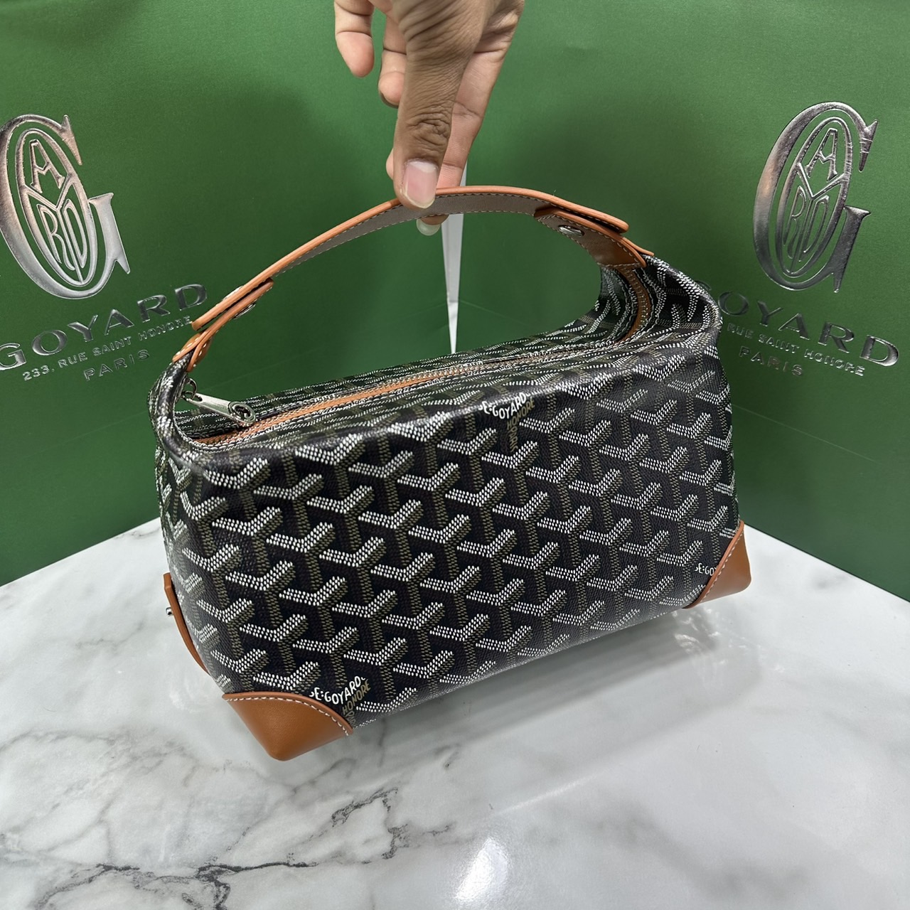 ORI หนังแท้ | Goyard Bowling 25 Toiletry Bag / Goyard Pouch กระเป๋าทรงพอช พร้อมสายถือจับถนัดมือใช้งานง่ายกะทัดรัด ตอบโจทย์ความเรียบง่ายแต่คลาสสิก ใช้ได้ทั้งชายหญิง หรูหรา ติดแกรมที่สุด เป็นรุ่นตามหา ที่ตอนนี้มีพร้อมส่งแล้วค่า