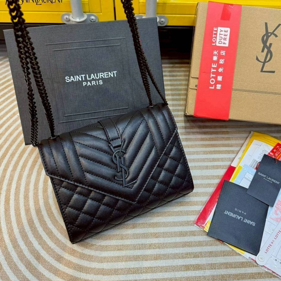 YSL envelope medium in matelassé leather shoulder bag กระเป๋าสะพายไหล่สุดฮอต โทนสีดำขับผิวสวยคลาสสิคตลอดกาล ทรงสวยดีไซน์เรียบหรู ดูติดแกลมสุดๆ โดดเด่นด้วยโลโก้ด้านหน้า เพิ่มดีเทลความผู้ดี