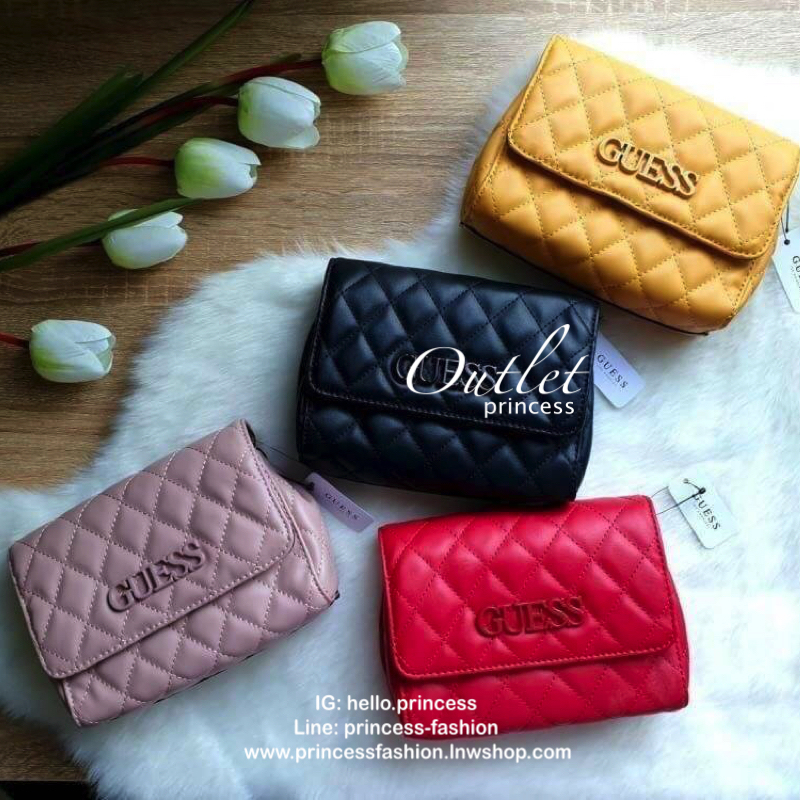 Guess elliana Crossbody Belt Bag รุ่นนี้ได้ทั้งสะพายยาวและคาดเอวค่ะ ด้านหน้าติดโลโก้แบรนด์สีตามหนังกระเป๋า หนังเป็นลายตาราง เปิดปิดด้วยกระดุมแม่เหล็ก ด้านในบุผ้าลายโลโก้แบรนด์ ด้านหลังมีที่สอดสายสำหรับคล้องเอว รุ่นนี้มีสายยาวให้ทั้ง 2 เส้นสำหรับต่างโอกาสค