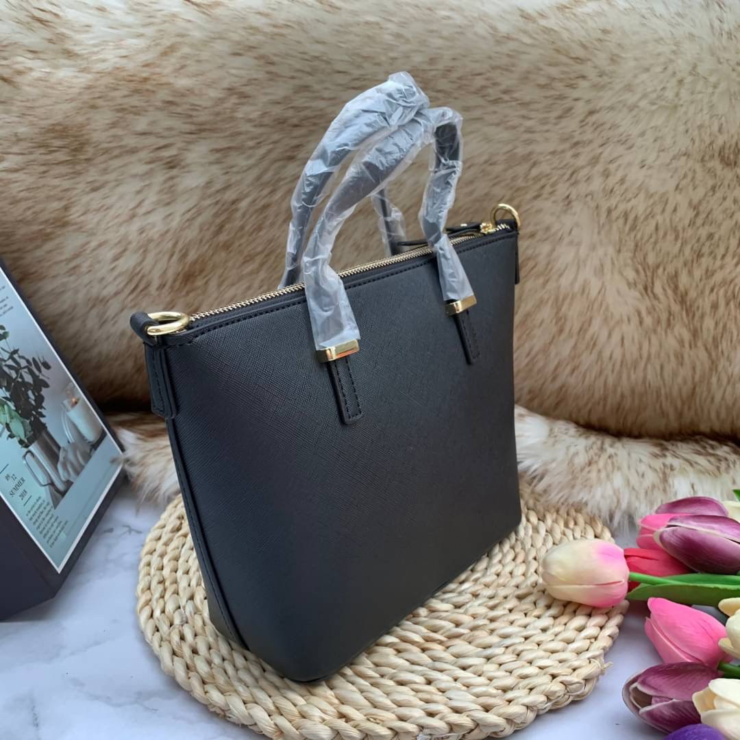 ของแท้ 💯% Kate Spade New York Cross Body Bag กระเป๋าถือหรือสะพาย หนัง Saffiano ภายในมีช่องซิปและช่องเล็ก มีหมุดรองฐานกันรอย 4 มุม อะไหล่ทองทั้งใบ ขนาดกำลังดี ใส่กระเป๋าสตางค์ยาวได้ค่ะ