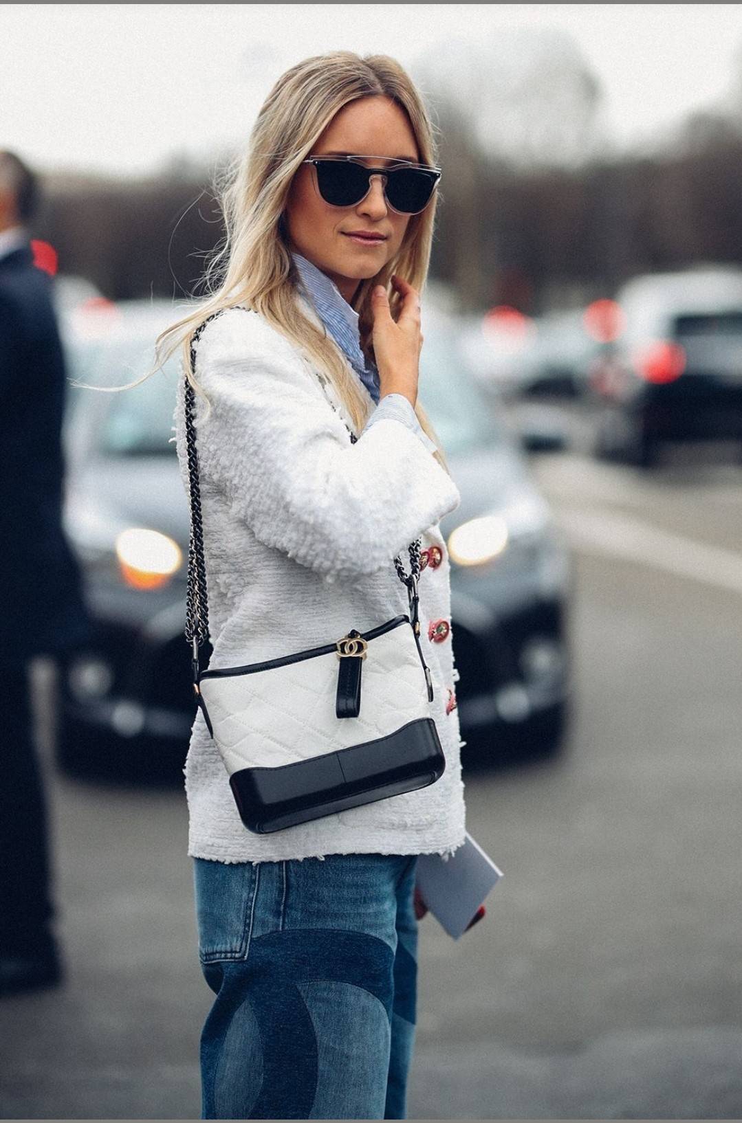 8" CHANEL SHOULDER BAG / CHANEL GABRIELLE HOBO BAG ไซส์คลาสสิค กระเป๋าสะพายข้าง/ไหล่ หนังสังเคราะห์ นิ่ม หรู มาพร้อมพวงกุญแจสัญลักษณ์แบรนด์ พิเศษ!! สายคล้อง jumbo font เพิ่มดีเทลความแพง อะไหล่พร้อมโซ่สะพายสีทองสลับสีเงินรมดำ สามารถสะพาย crossbody หรื