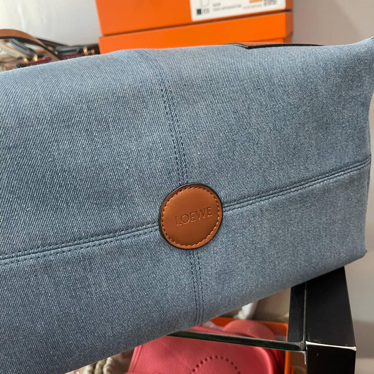 VIP GIFT 】LOEWE Small Cushion Tote Bag Leather Light Blue งานสวยมากๆทำจากผ้าแคนวาสอย่างดี พร้อมสายสะพายหนังแท้ใช้งานได้ทนทานมากๆ ด้านหน้าปักหนังปั้มโลโก้แบรนด์สวยหรู ทรงใบใหญ่ สะพายไหล่ *จุของได้เยอะมาก สามารถใส่ NOTEBOOK IPAD ได้สบายค่ะ น้ำหนักกำลังดี มา