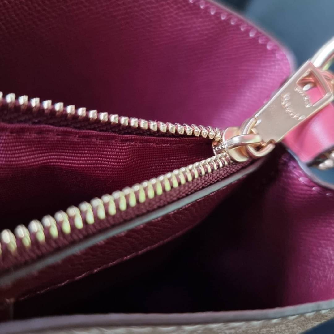 COACH 2312 SMALL TOWN BUCKET BAG IN SIGNATURE CANVAS รุ่นยอดนิยมใบเล็กมาครบสีแล้วจ้า กระเป๋าทรงบัคเก็ต สีผู้ดี๊ผู้ดี ตัวกระเป๋าดีไซน์คลาสสิคลายซี ดูโดดเด่น วัสดุหนังแคนวาสเคลือบลาย สวยคมทุกมุมจริงๆ!! เปิด-ปิดด้วยกระดุมแม่เหล็กทั้ง 2 ฝั่ง ภายในเป็นช่องโล่ง