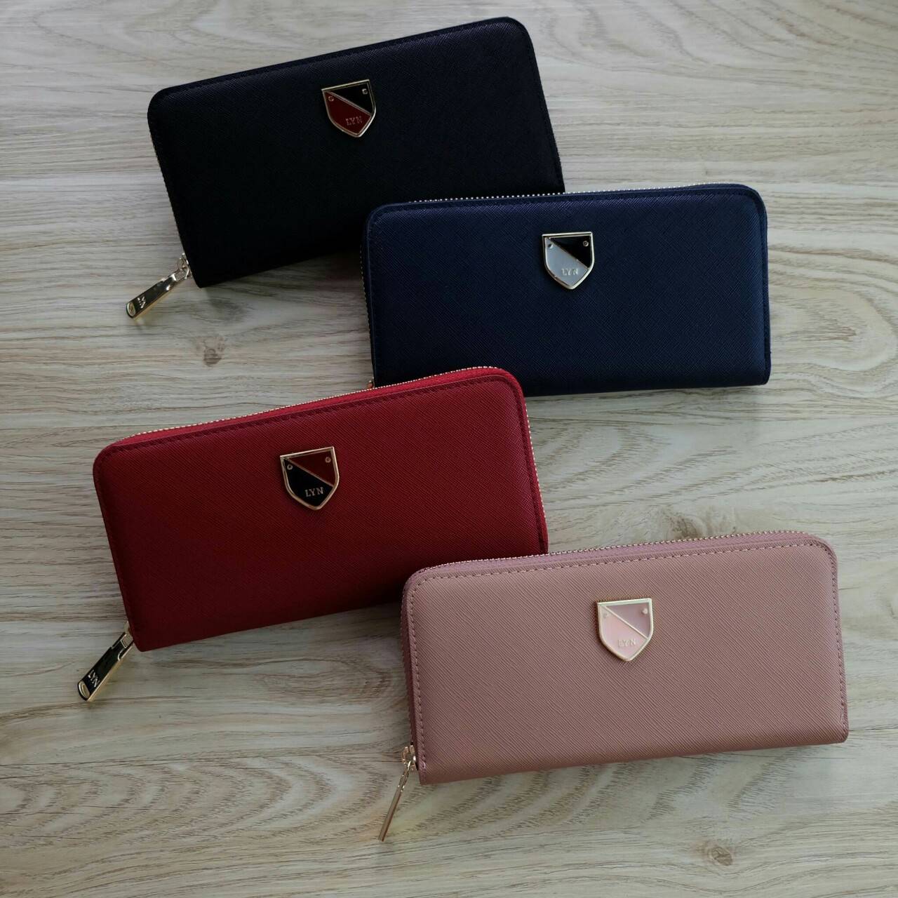 LYN Long Wallet กระเป๋าสตางค์ใบยาว วัสดุหนังลาย Saffiano - ตัวกระเป๋าเปิด - ปิดด้วยซิปรอบ - ภายในมีช่องใส่บัตรหลายช่อง มีช่องใส่ธนบัตร และช่องซิปใส่เหรียญค่ะ