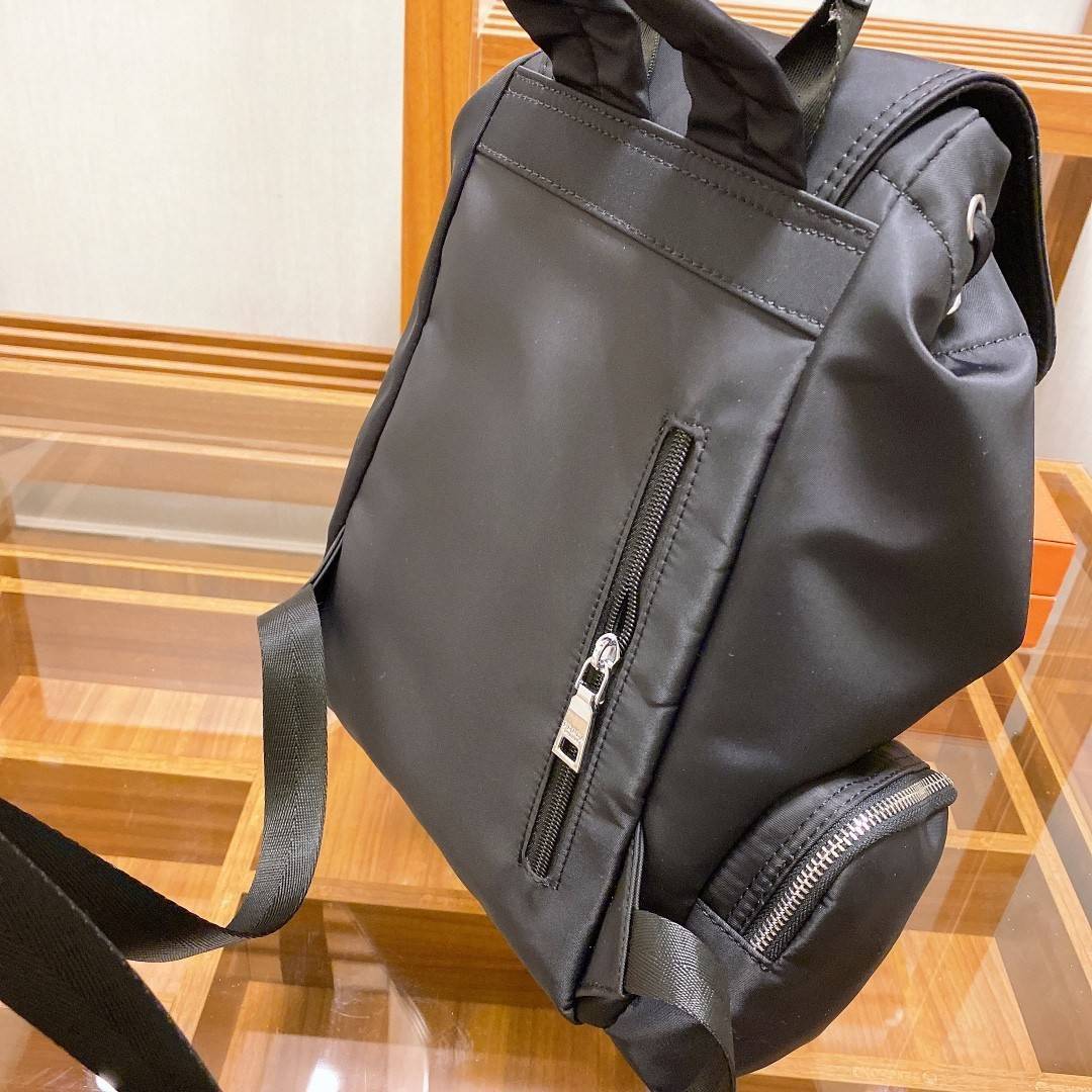 PRADA NYLON BACKPACK กระเป๋าสะพายเป้ วัสดุทำจาก ผ้าNylon คุณภาพดี สามารถกันน้ำได้ในระดับนึง เปิดปิดด้วยกระดุม จุของได้เยอะ สายสะพาย สามารถปรับได้ฟรีด้านหน้ามีช่อง ใส่ของได้ ด้านในมีช่องแบ่งหลายช่อง ใส่เอกสารA4 Ipad ได้ น้ำหนักเบา ใช้ได้ทั้งผู้ชายและผู้หญิ