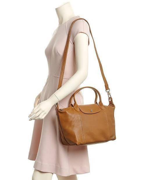 Longchamp Le Pliage Cuir Top handle bag S เรียกว่าเป็นกระเป๋าอีกหนึ่งรุ่นที่ไม่ว่ายังไงก็ฮอตฮิตและติดเทรนด์ตลอดไม่เคยเปลี่ยนกับ ทรง Le Pliage Cuir หนึ่งในตระกูลกระเป๋าสุดไอคอนิกจากแบรนด์