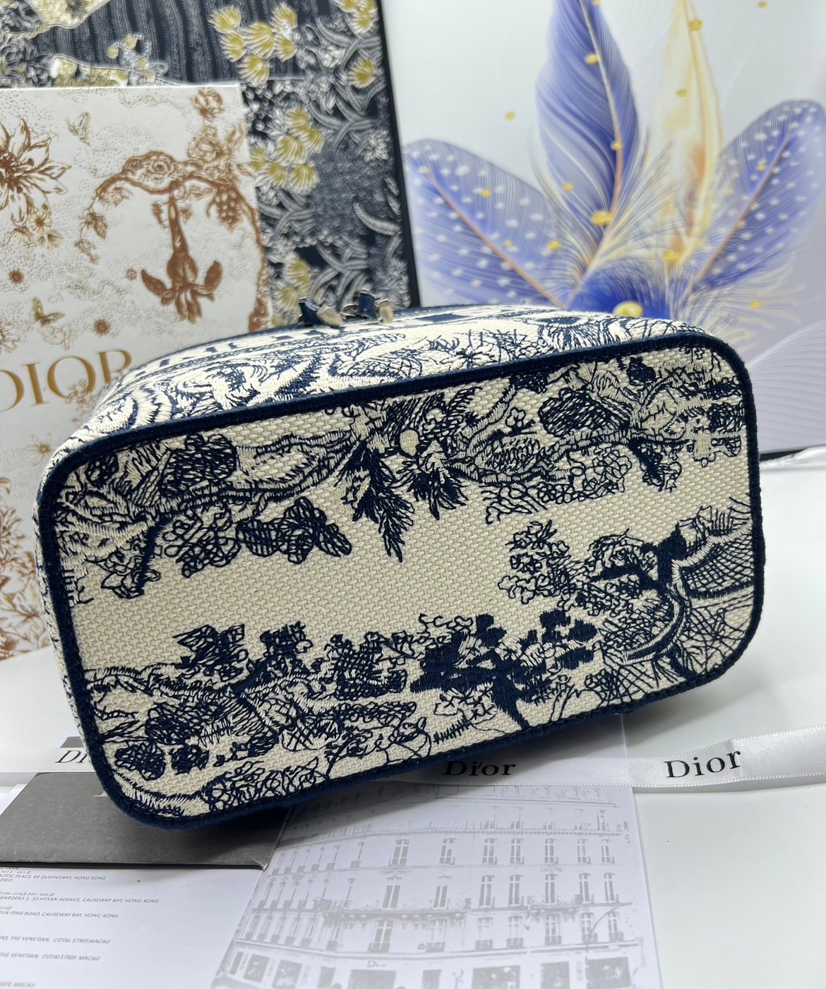 22cm Medium DiorTravel Vanity Case กระเป๋าใส่เครื่องสำอางใบกลาง จุของได้เยอะ มาพร้อมกับลวดลาย Oblique ปักอย่างประณีตและประดับด้วยสัญลักษณ์ Christian Dior Paris มาพร้อมสายสะพายและหูจับในตัว