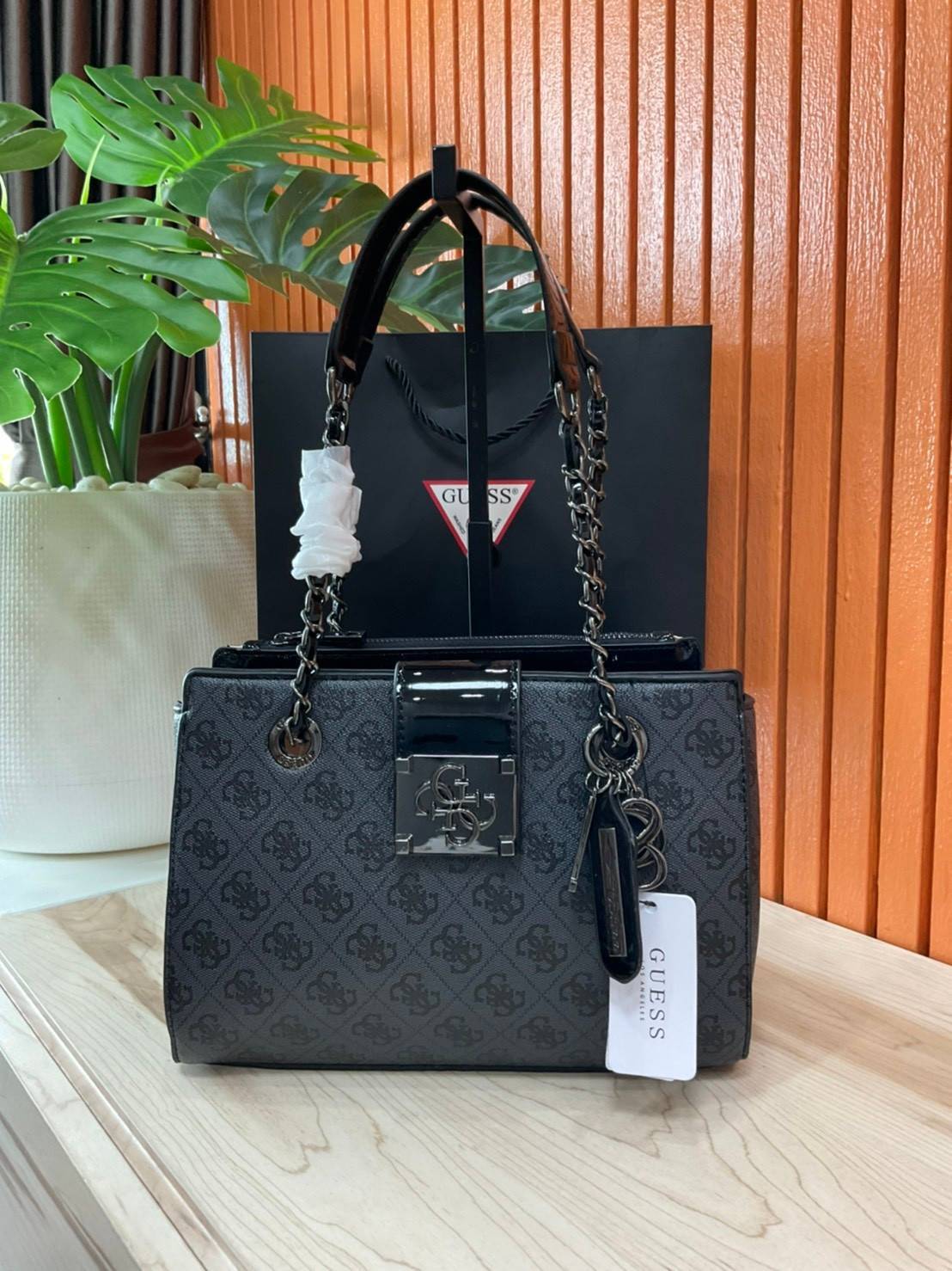 กระเป๋าสะพายไหล่ Guess Logo City Small Society Satchel กระเป๋าสะพายไหล่ ขนาดกำลังดี วัสดุ pu สวยอยู่ทรง มาพร้อมพวงกุญแจน่ารักๆ ถอดออกได้ ด้านหน้าประดับโลโก้แบรนด์ เปิดปิดด้วยซิป มี 2 ช่องหลักใช้งาน ภายในช่องซิปหน้าแยกเป็นสัดส่วนการใช้งาน ซิปช่อง 2 โล่งกว้