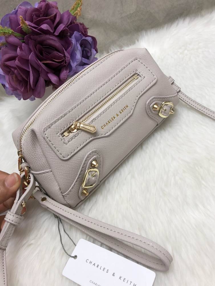New in!!! Best Seller CHARLES & KEITH MINI BAG พร้อมส่งอีกรอบรุ่นขายดี พร้อมสีใหม่หายากค่ะ!!! กระเป๋าสะพายข้างหรือครอสบอร์ดี้ร์ได้ค่ะ รูปทรงสวย หนังนิ่ม ด้านหน้าสกรีนโลโก้แบรนด์ มีช่องซิปเล้กสำหรับใส่ของจุกจิกค่ะ พร้อมแต่งดีเทลอะไหล่ทองแบบแบรนด์ดังเพิ่มคว