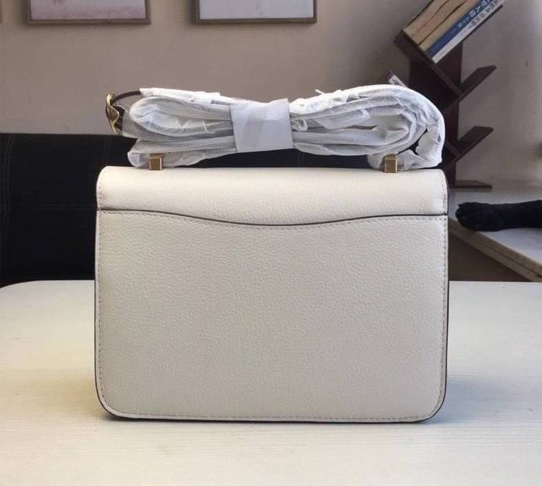 COACH ALIE SHOULDER BAG ((4615)) กระเป๋าสะพายข้างหรือสามารถทบสายกันเพื่อคล้องไหล่ได้ค่ะ วัสดุหนังแท้ หนังนิ่มสวยงามมากๆค่ะ ด้านหน้าเป็นแผ่นโลหะแบรนด์ดูหรูทีเดียว เปิดปิดกระเป๋าแบบกดล็อค ภายในแบ่งช่องหลักหนึ่งช่องค่อนข้างกว้างใส่มือถือได้ทุกรุ่น;กระเป๋าเงิ