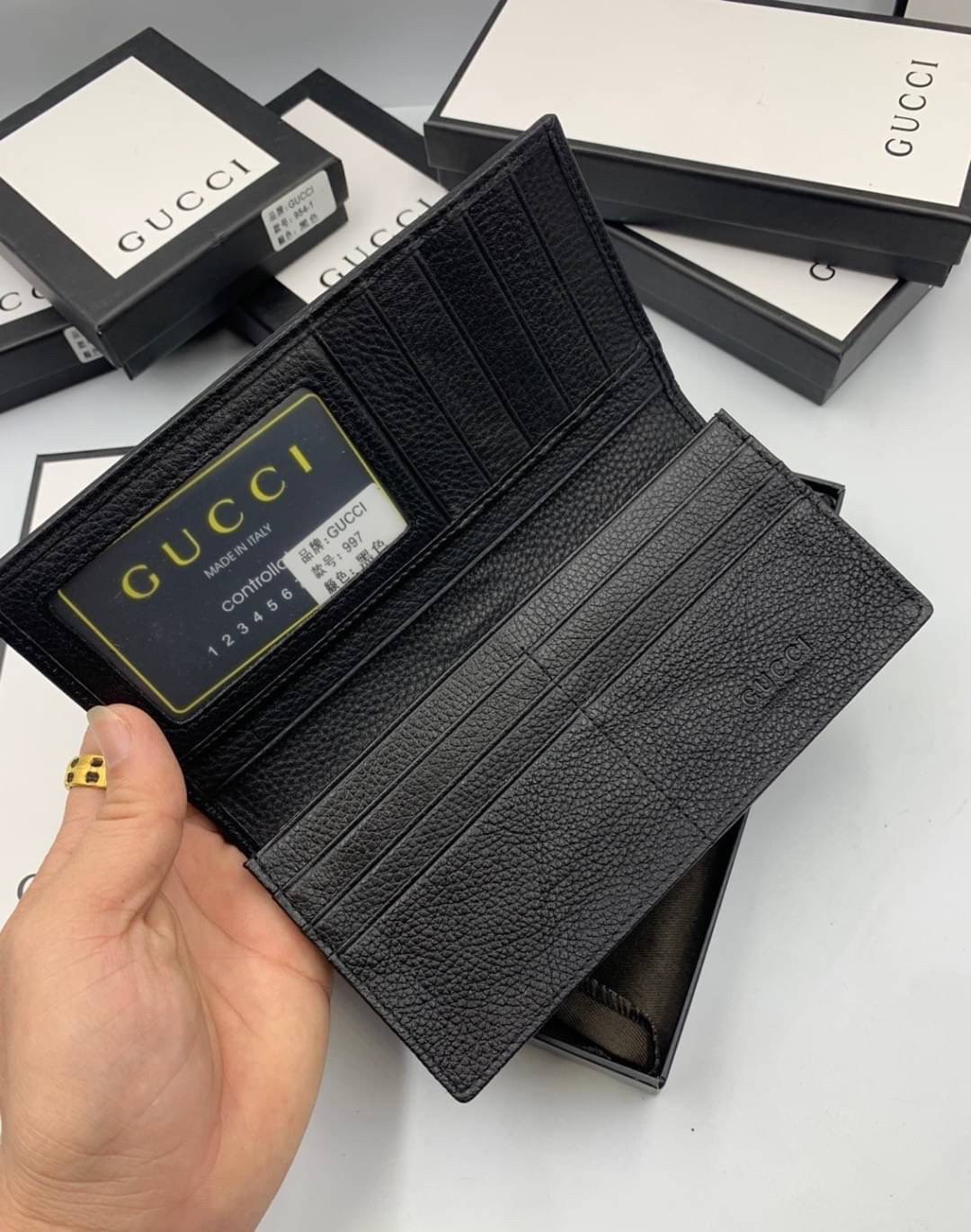 หนังแท้ GUCCI Men Long Wallet รุ่นใหม่ล่าสุด!! หนังสวยเริด ดีงามมากค่าาา กระเป๋าสตางค์ใบยาว ดีไซน์ใหม่ สวยดูหรู ถือใช้กำลังเหมาะมือ ใส่บัตรได้เยอะ ใส่ธนบัตรได้ทุกชนิด มาครบ set พร้อมส่ง!! เป็นไอเท็มที่หนุ่มๆต้องมีจริงๆจ้า 😎😎