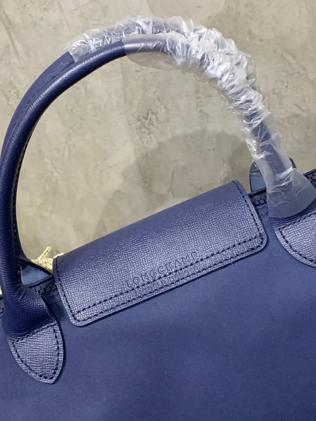 Longchamp Le Pliage Neo Size M มาพบกับกระเป๋ารุ่นยอดนิยม ที่สาวๆ ต้องมีไว้เก็บไว้สักใบ กระเป๋าโท้ทใบนี้ มาพร้อมกับสีที่มีสไตล์เรียบง่าย มีสายสะพายยาวช่วยให้คุณสามารถสะพายไหล่ได้อย่างสบาย ในขณะที่ที่ปิดแบบซิปช่วยให้คุณมั่นใจได้ว่าของด้านในมีความปลอดภัย Le 