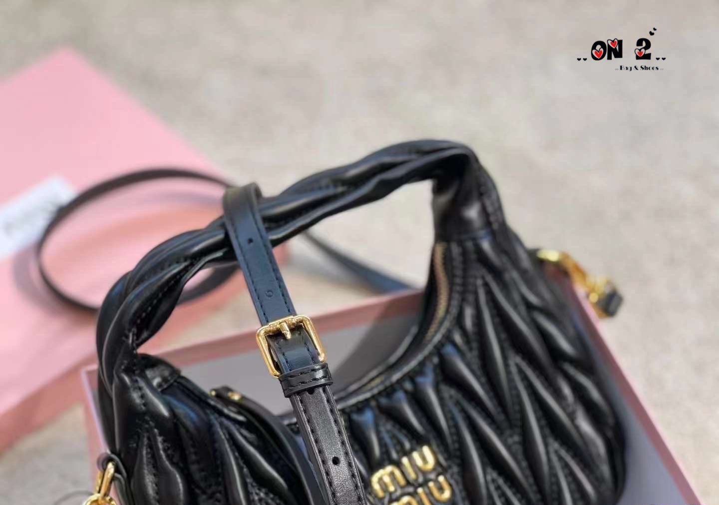 MIU MIU Wander matelassé mini hobo bag สะพายข้างมิวมิว ทรงยอดฮิต วัสดุตัวกระเป๋าทำจากหนัง bonded leather เอามาเย็บทำลายmiu miu งานจริงหนังนุ่มมากๆ นะคะ อะไหล่สีทอง สายสั้นสะพายไหล่ได้ มาพร้อมสายยาว ปรับระดับได้