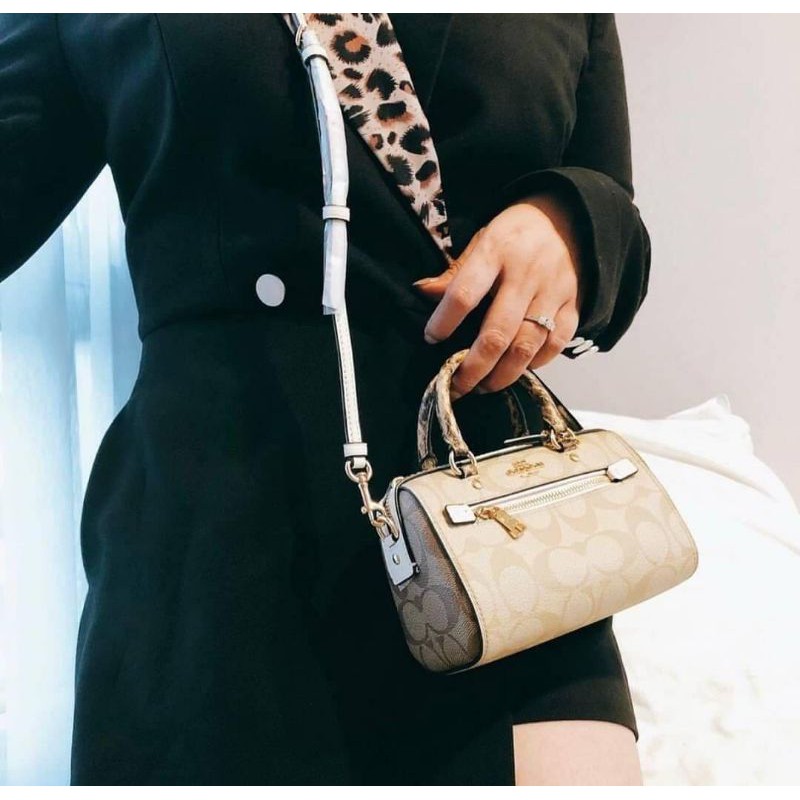 จิ๋วแต่แจ๋วไปเลยค่าา😘 COACH MICRO ROWAN CROSSBODY ((2300)) MINI พร้อมส่ง! บอกเลยสาวๆห้ามพลาด ใบจริงสวยมากๆค่ะ! กระเป๋าขนาดมินิๆ หนังCanvas ผสมหนังบายหูตรงหูหิ้วได้ลงตัวสวยวามมากๆเลยค่ะ//ด้านหน้ามีช่องซิปเล็กใส่เหรียญ เปิดปิดช่องหลักแบบซิป ภายในใส่