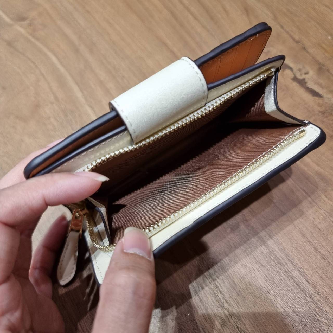 COACH C3454 MEDIUM CORNER ZIP WALLET ความหรูที่ซื้อได้!! กระเป๋าสตางค์ดีไซน์ใหม่ล่าสุด ออกแบบมาหรูดูดี ดีเทลลูกเล่นบุหนัง nappa นิ่มขึ้นเงาสวยมากๆ เปิด-ปิดใช้งานง่าย มีช่องซิปแยก มีช่องใส่บัตร ใส่ธนบัตรได้ทุกชนิด สะดวกใช้จริงๆใบนี้ สาวๆได้ไปใช้แล้วไม่อยาก