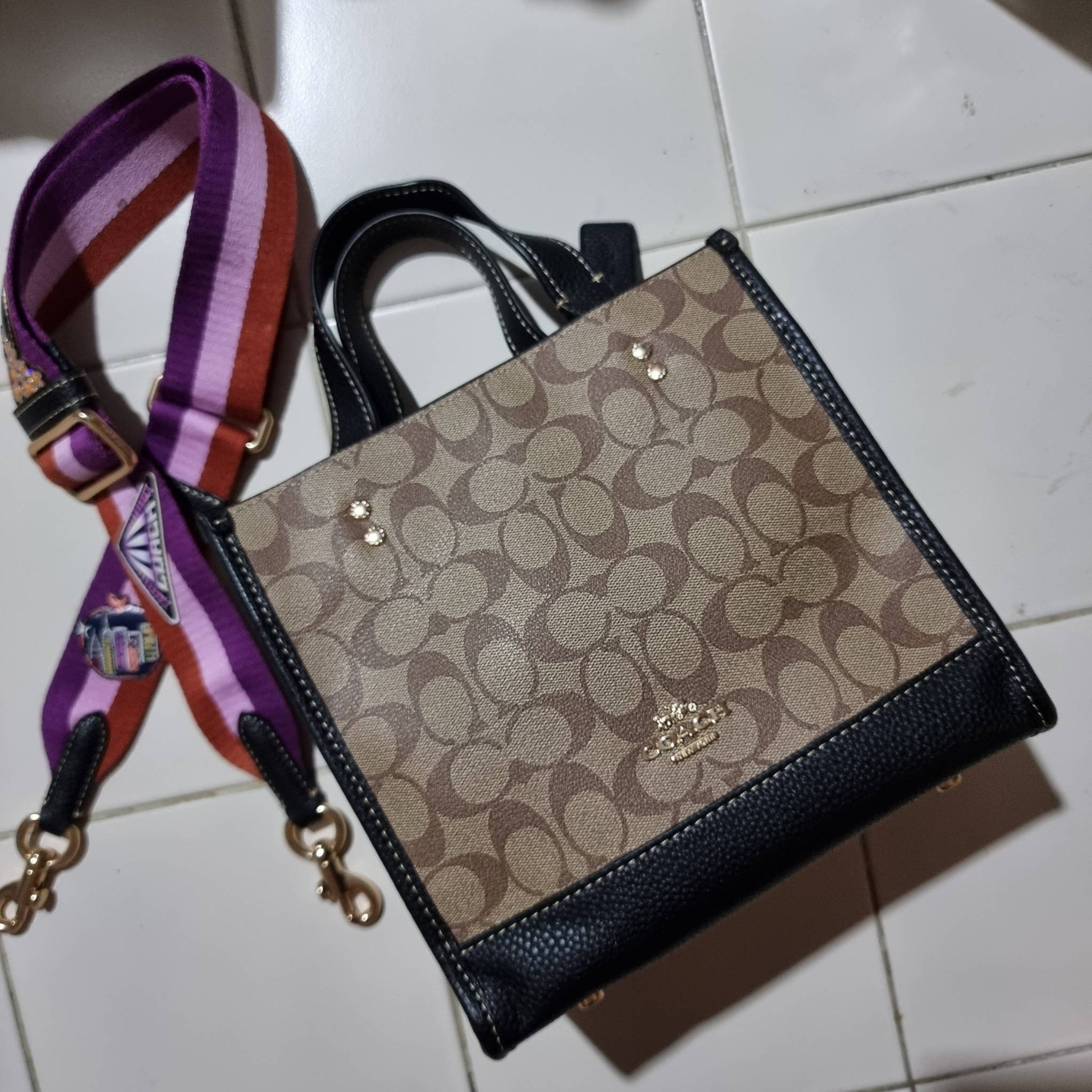 COACH C6918 DEMPSEY TOTE 22 IN SIGNATURE CANVAS WITH DISCO PATCHES คอลเลคชั่นคลาสสิค ที่มาพร้อมดีเทลใหม่ กระเป๋าทรงโท้ท ขนาดน่ารักน่าใช้มากๆ สาวๆถูกอกถูกใจกันนับไม่ถ้วน!! รอบนี้เพิ่มลูกเล่นที่สายสะพาย ดีไซน์กึ่งสปอร์ต ทำให้ใช้งานได้ไม่มีเบื่อ ฟังก์ชั่นการ