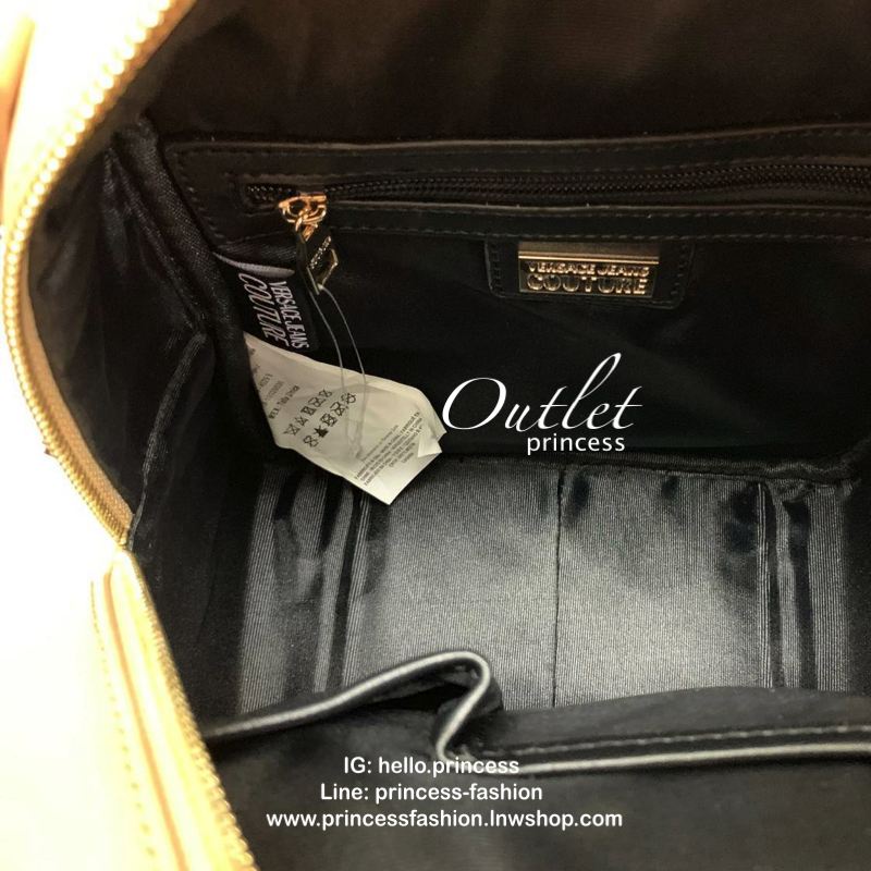 VERSACE JEANS COUTURE CHAIN-EMBOSSED BACKPACK 2019 กระเป๋าสะพายหลัง//สะพายไหล่ได้ด้วยคะ วัสดุหนังเรียบ หนังดีนิ่มมือมากๆค่ะ ด้านหน้ามีโลโก้แบรนด์ พร้อมช่องซิปขนาดกลางใส่ของค่ะ เปิดปิดช่องหลักแบบซิป ภายในโล่ง มีช่องซิปและช่องเล็กให้ใส่ของจุกจิกคะ สายสะพายด