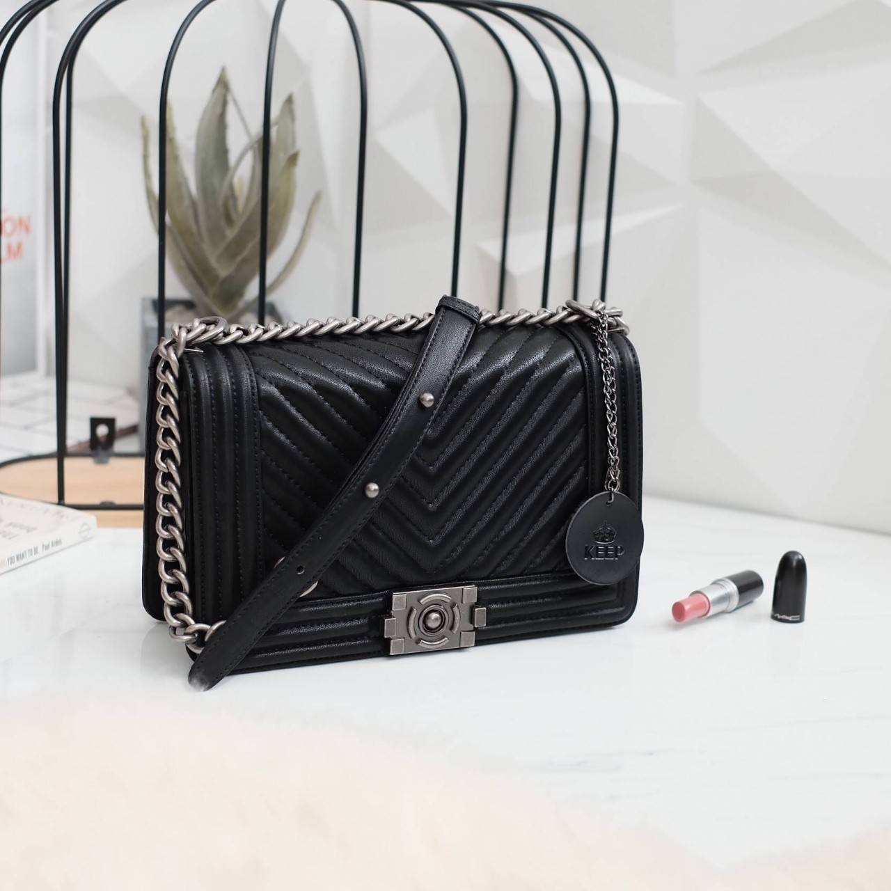 Keep chain large shoulder bag กระเป๋าทรงยอดฮิตคะ รุ่นนี้รับประกันความสวย คอลเลคชั่นใหม่ตัวกระเป๋าทำมาจากหนัง Microfiber เนื้อดี สวย ทน ขึ้นกว่าเดิมเยอะ !! ขนาดกะทัดรัด ภายในสีแดง มีช่องใส่ของจุกจิก สายโซ่ปรับได้ 2 แบบทั้งสายสั้น สายยาว สะพายพาดลำตัวได้คะ 