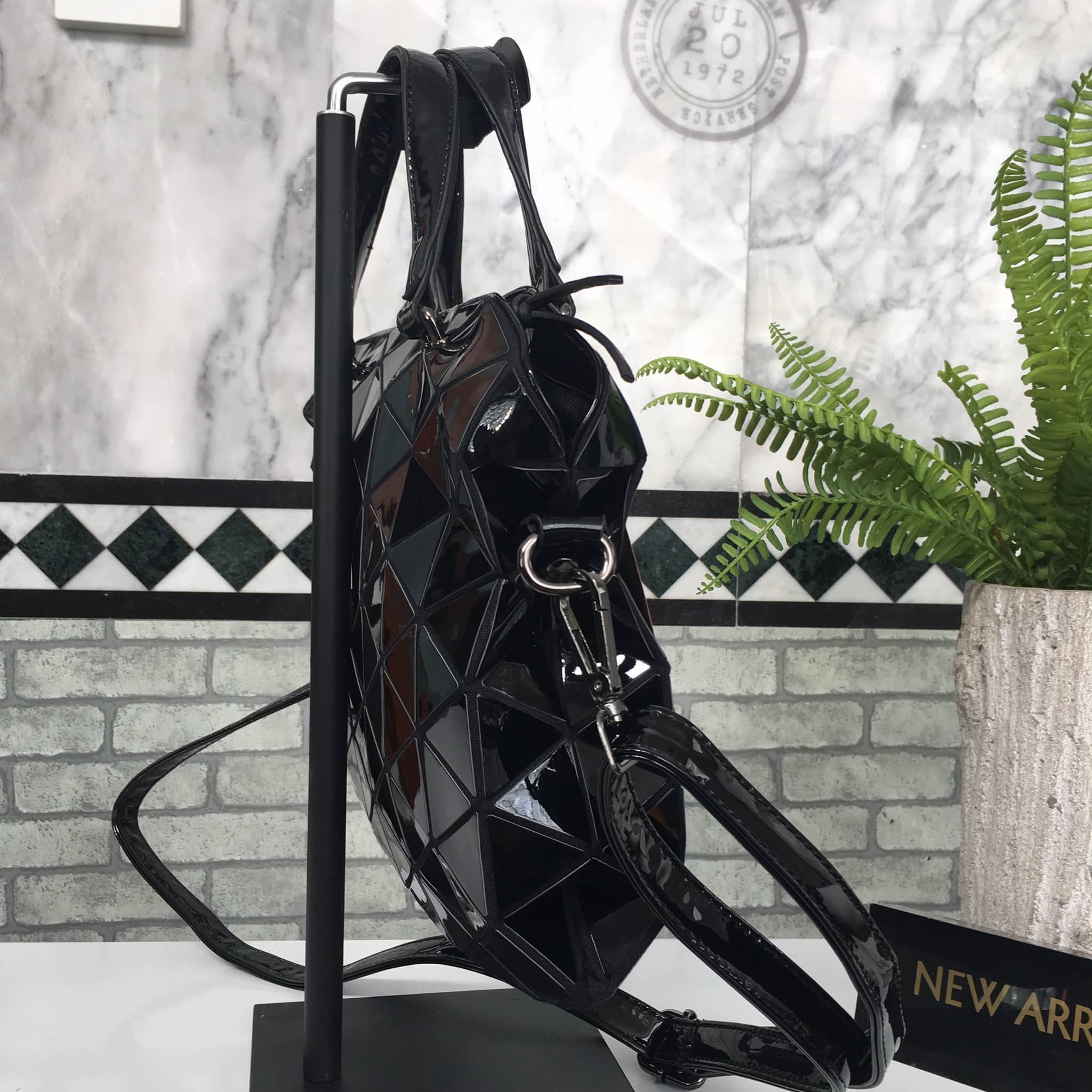 ทรงสุดฮิตจากแบรนด์ David Jones กระเป๋า ทรง Tote ตัวกระเป๋าเย็บติด ด้วยแผ่นอคิลิค สีดำสุดหรู ดีไซน์เกร๋ #จุดเด่นที่ น้ำหนักเบา สามารถ ถือ หรือ สะพายไหล่ได้คะ ใบใหญุจุของคุ้ม แต่น้ำหนักเบาคะ มีใบเดียวจบ #ควรมีติดตู้คะแนะนำเลย