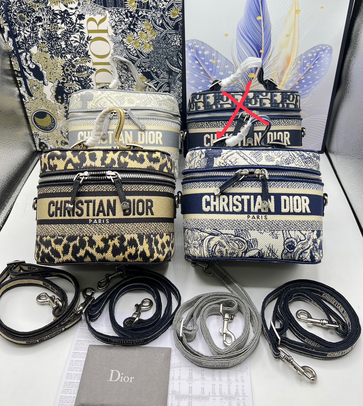 18cm Small DiorTravel Vanity Case กระเป๋าใส่เครื่องสำอาง มาพร้อมกับลวดลาย Oblique ปักอย่างประณีตและประดับด้วยสัญลักษณ์ Christian Dior Paris มาพร้อมสายสะพายและหูจับในตัว ปรับเปลี่ยนใช้งานได้ตามสไตล์