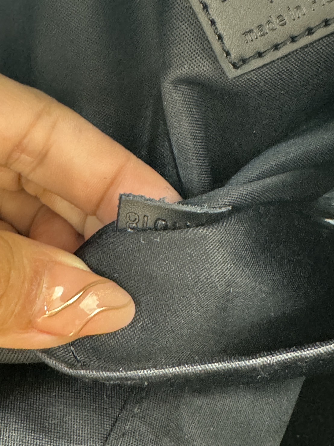 LV Takeoff Backpack กระเป๋าเป้สะพายหลัง สีดำเต็มใบหรูหราแบบเรียบง่าย ตกแต่งด้วยตัวอักษร “LV” โลหะสีดำด้าน ช่องหลักที่กว้างขวาง เหมาะสำหรับการเดินทางในวันหยุดสุดสัปดาห์หรือวันพักผ่อนสบายๆ 🤍 เกรดท็อปออริจินอล 1:1 เกรดดีสุด