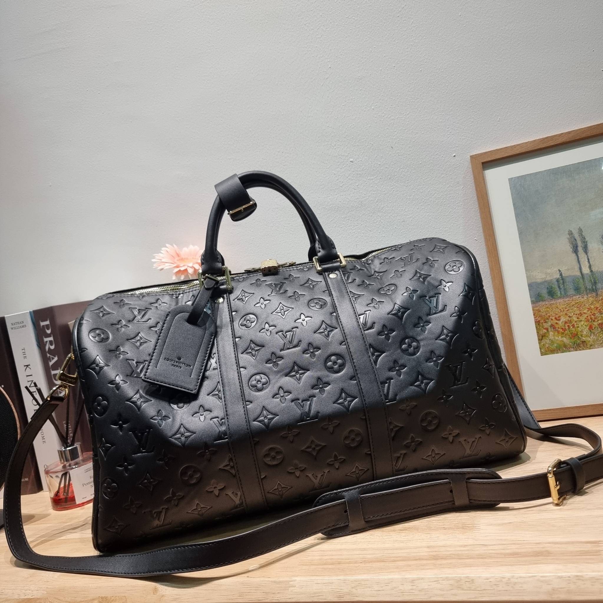 LV KEEPALL BANDOULIERE MONOGRAM LEATHER กระเป๋าเดินทางสุดคลาสสิค ทึ่ใครๆก็เฝ้ารอ ไอเท็มที่จะทำให้การเดินทางไม่ธรรมดาอีกต่อไป ด้วยดีเทลความเป็นเอกลักษณ์ เรียบแต่หรู วัสดุหนังวัวสัมผัสดี ปั๊มลวดลายโมโนแกรมรอบใบ เปิด-ปิดด้วยซิปแน่นหนา มีกุญแจล็อคได้ มีสายสะพ