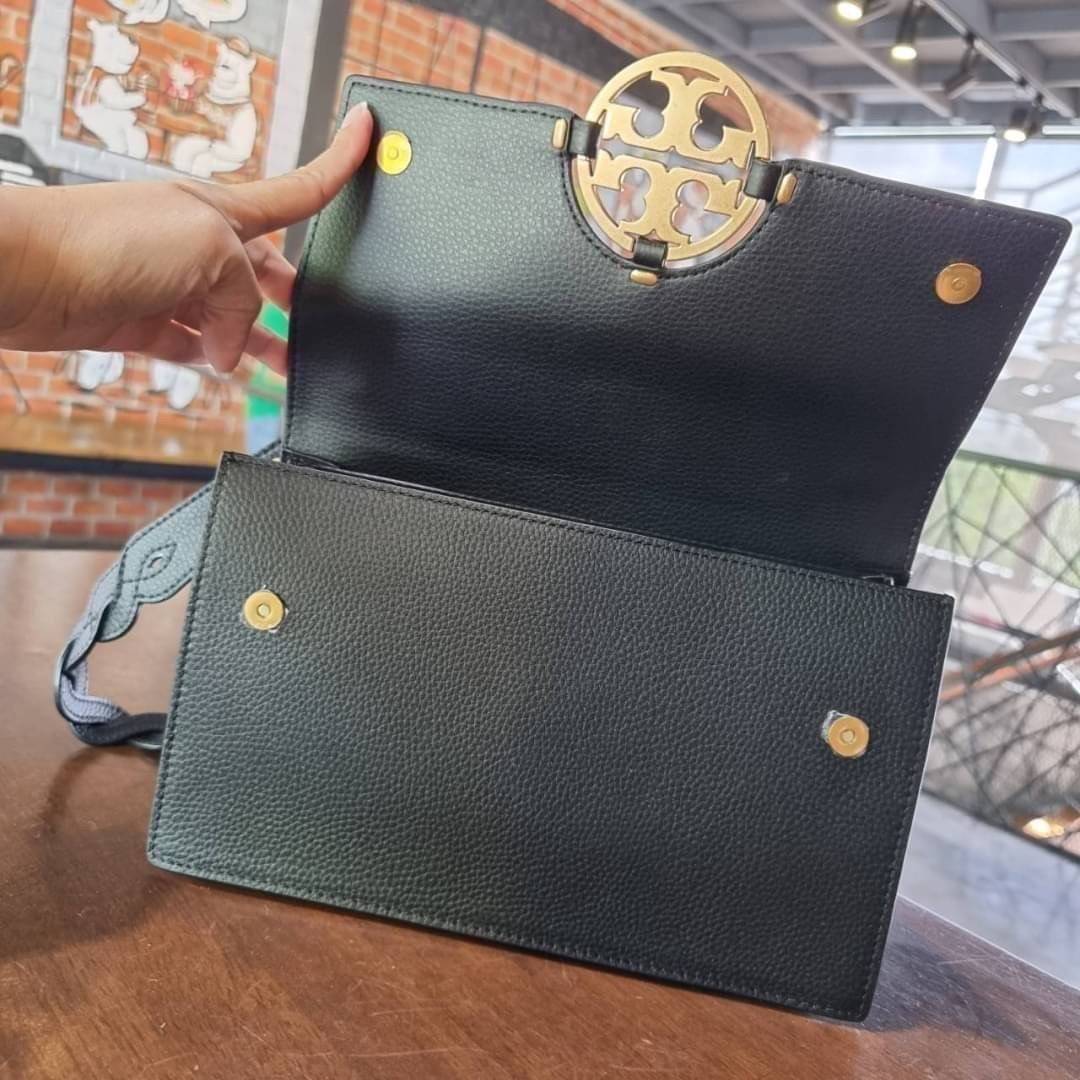 TORY BURCH MILLER SHOULDER BAG รุ่นยอดนิยม รุ่นหายาก รุ่นที่สาวๆตามหา ใบนี้เลย!! สวยหรู ผู้ดีทุกสี กระเป๋าสะพายไหล่ ดีไซน์อยู่ทรง คลาสสิคแฝงความหรูด้วยโลโก้สีทองอร่ามโดดเด่น